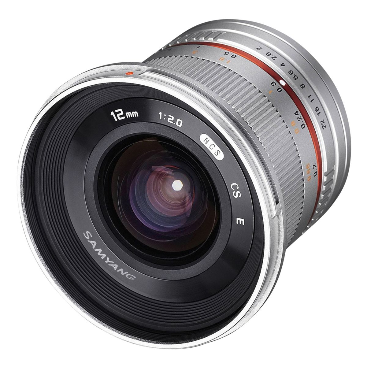 Zbliżenie obiektywu aparatu z widoczną nazwą marki i ogniskową.