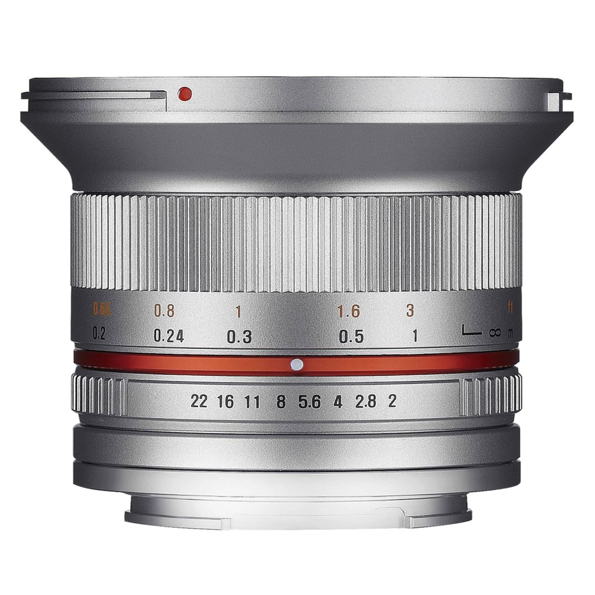 Zbliżenie srebrnego obiektywu aparatu z różnymi oznaczeniami i numerami.