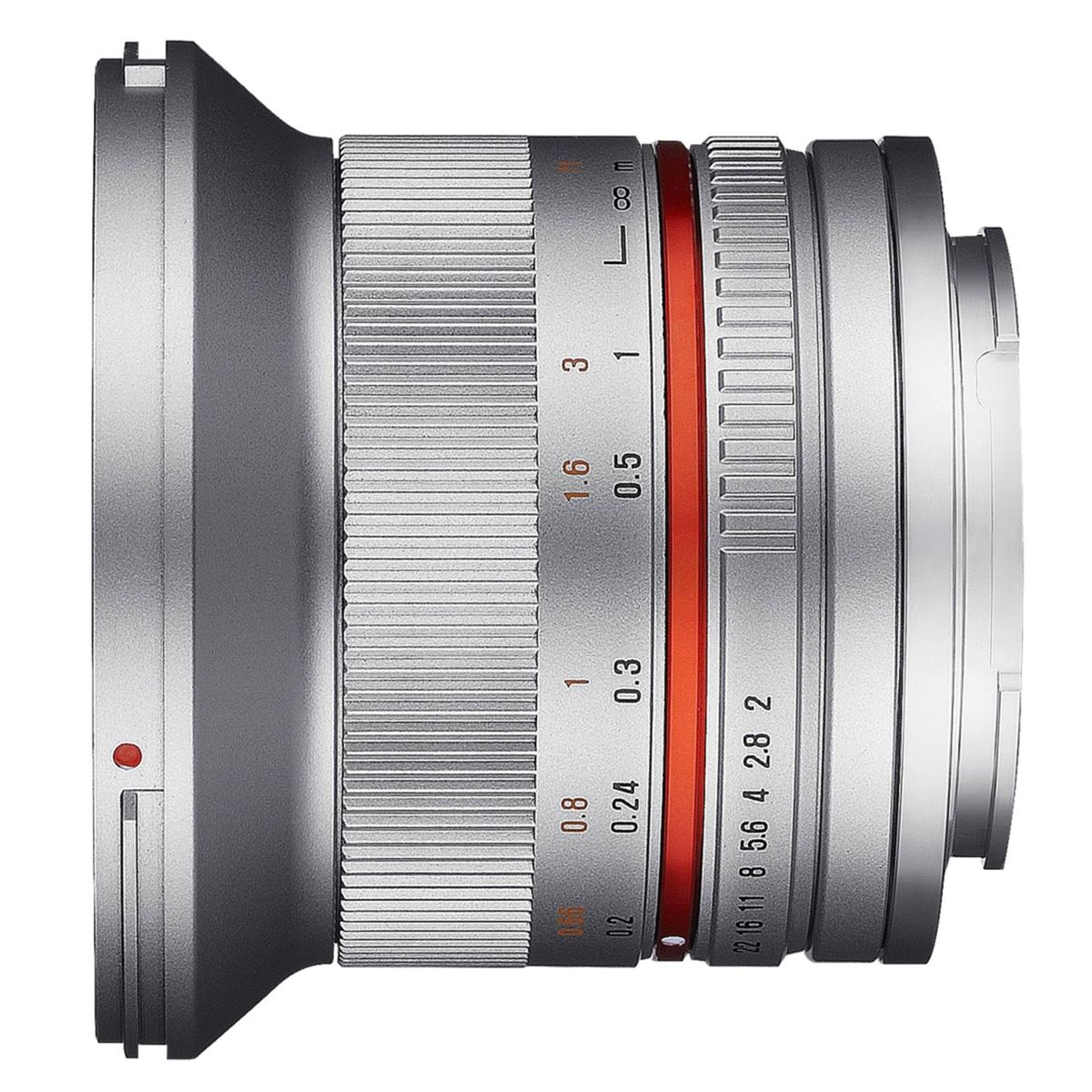 Srebrny obiektyw z czerwonymi oznaczeniami i cyframi, z zewnętrznym pierścieniem. Widok z boku.