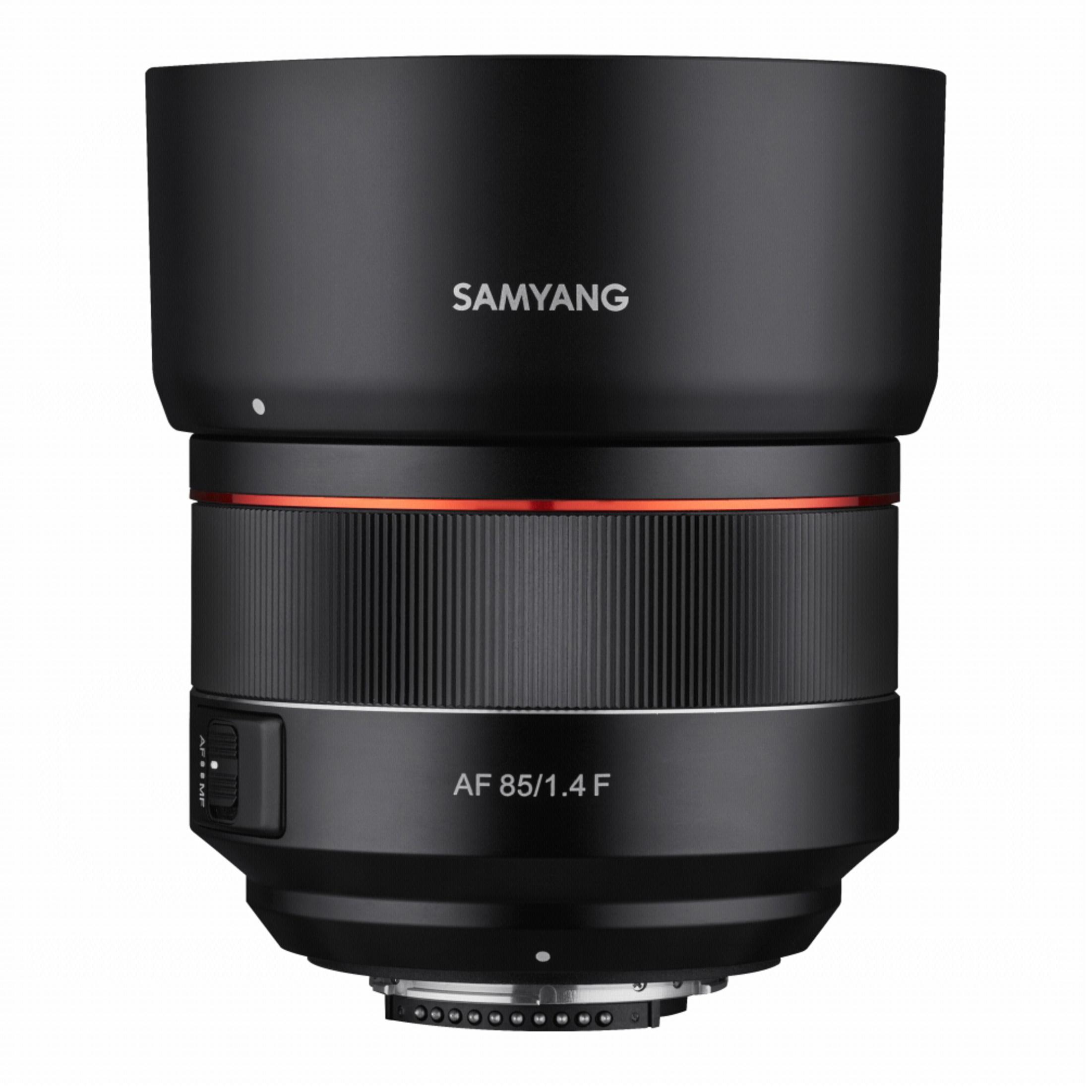 Czarny obiektyw z pomarańczowym pierścieniem i białym tekstem SAMYANG AF 85/1.4 F. Na białym tle.