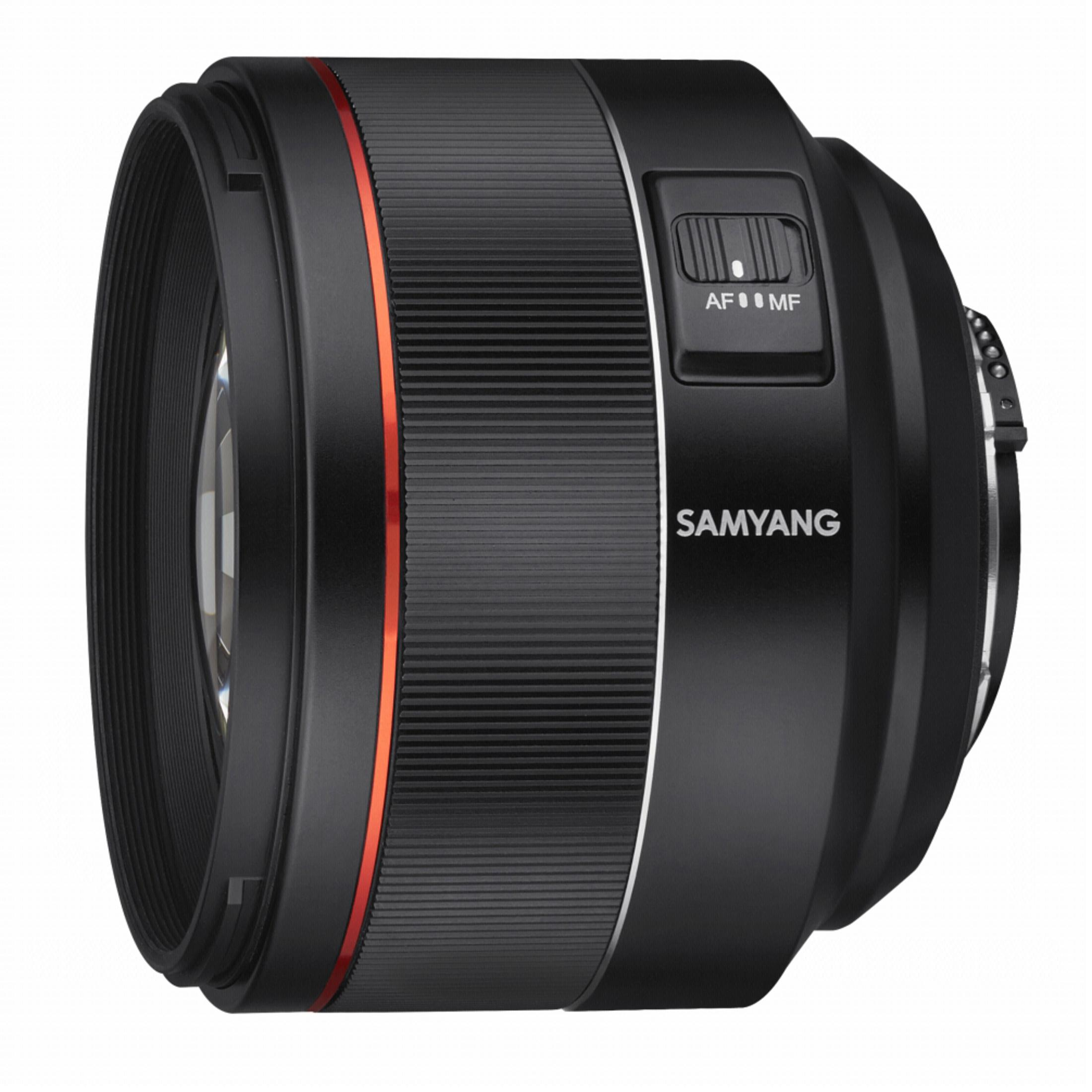 Czarny obiektyw z czerwonym pierścieniem i napisem SAMYANG.