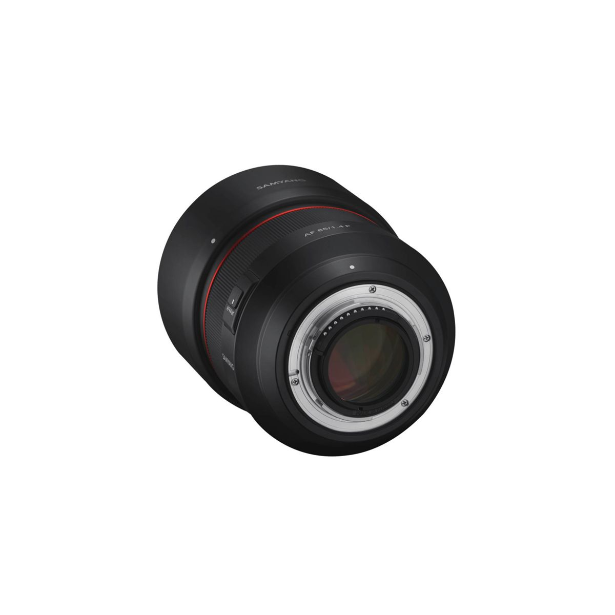 Czarny obiektyw z czerwonym pierścieniem. Obiektyw jest pochylony i ma metalową część.