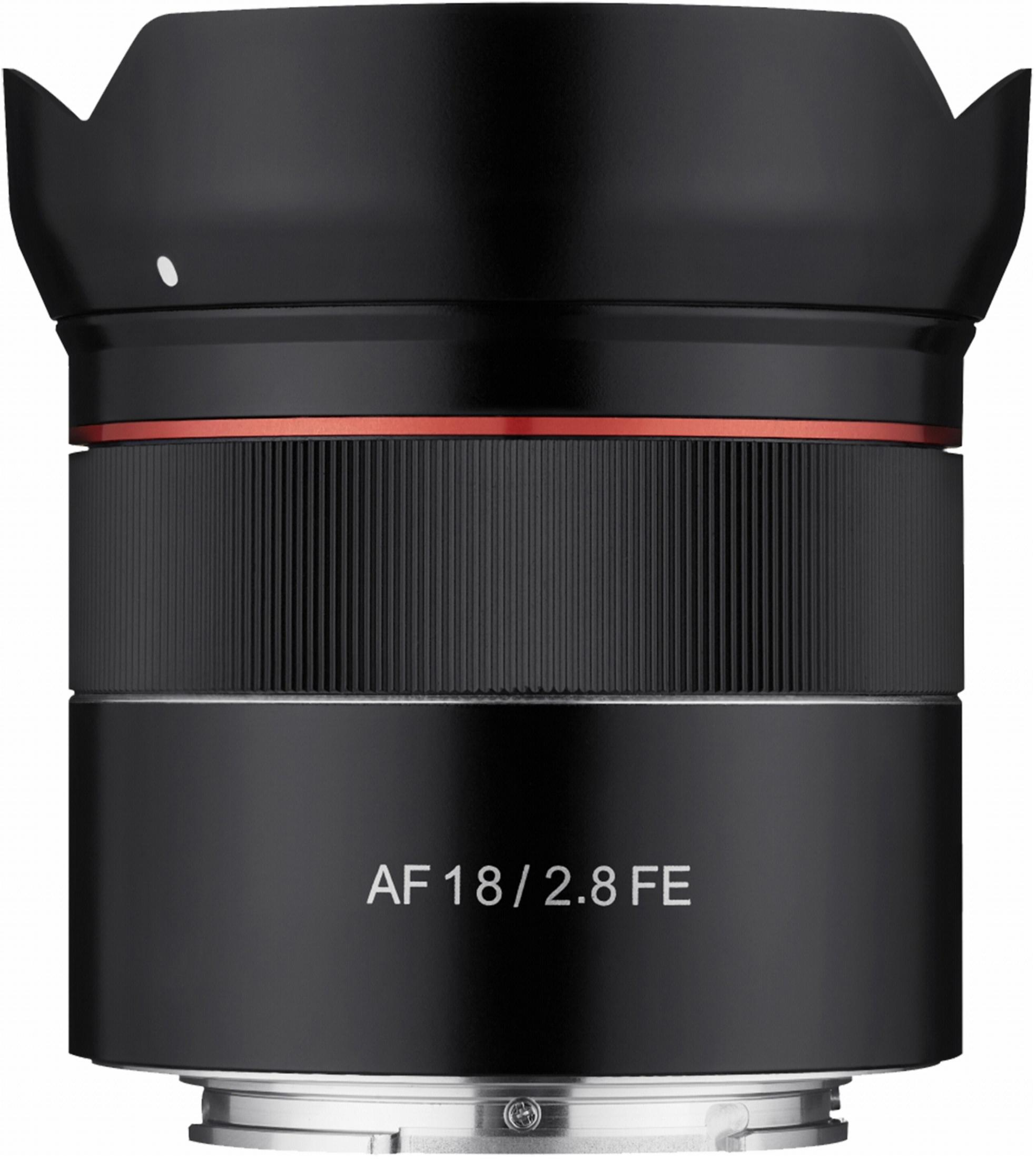 Schwarzes Kameraobjektiv mit rotem Ring und Text AF 18/2.8 FE, auf weißem Hintergrund.