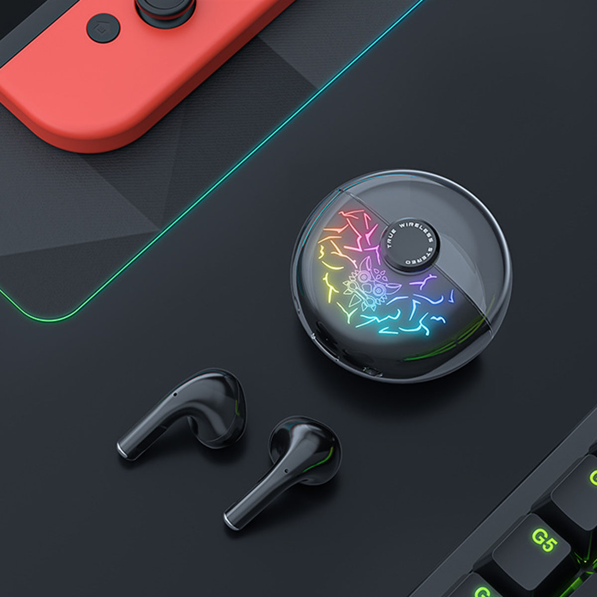 Schwarze kabellose Ohrhörer und Ladecase auf schwarzer Oberfläche. Ein roter Gamecontroller ist sichtbar.