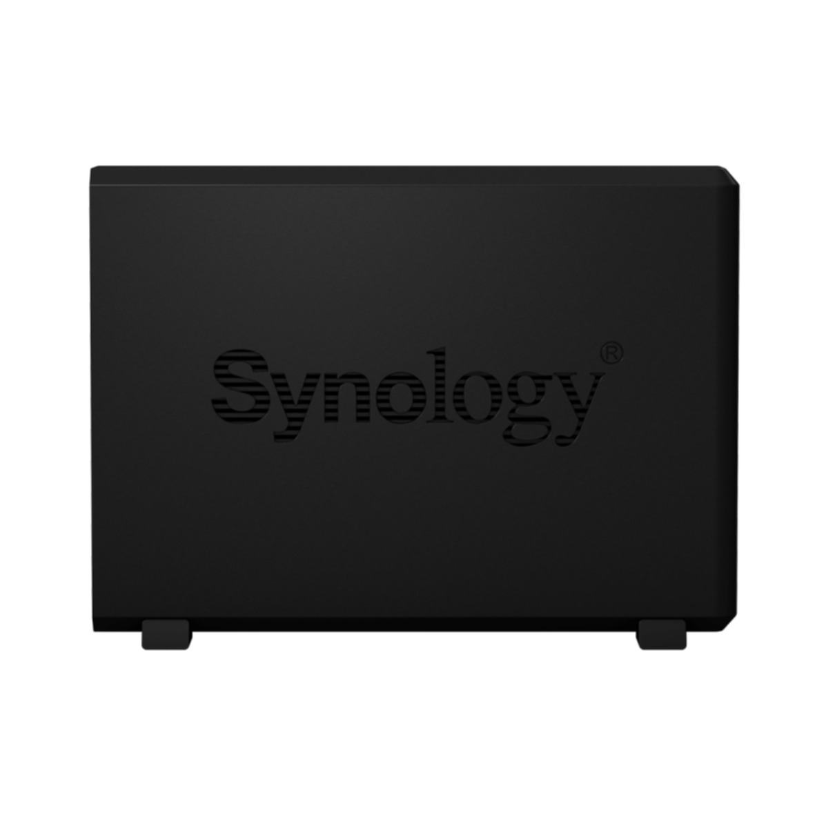 Un dispositivo NAS Synology negro con el logotipo de Synology sobre un fondo blanco.