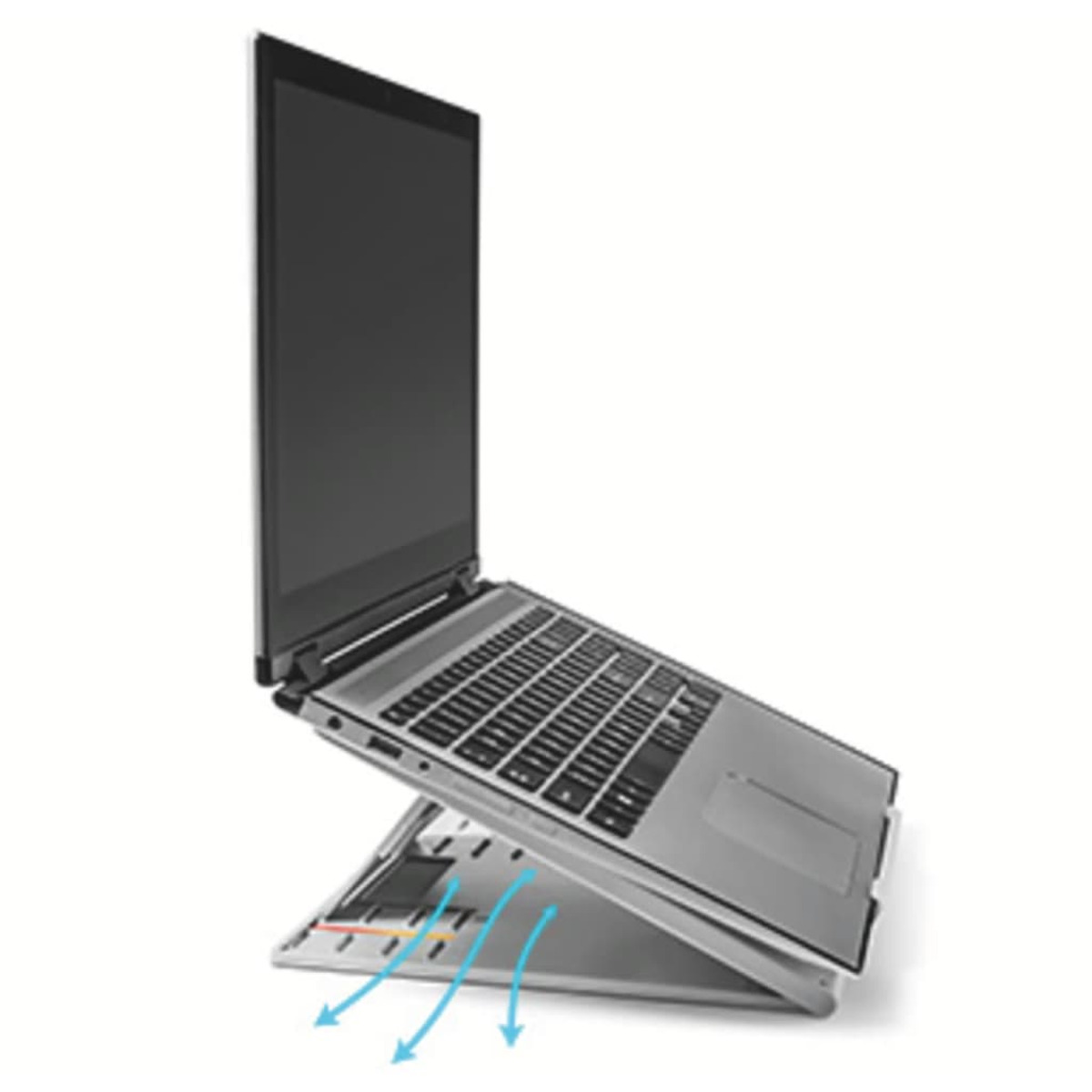 Un laptop su un supporto, angolato per digitare. Frecce blu indicano il flusso d'aria.