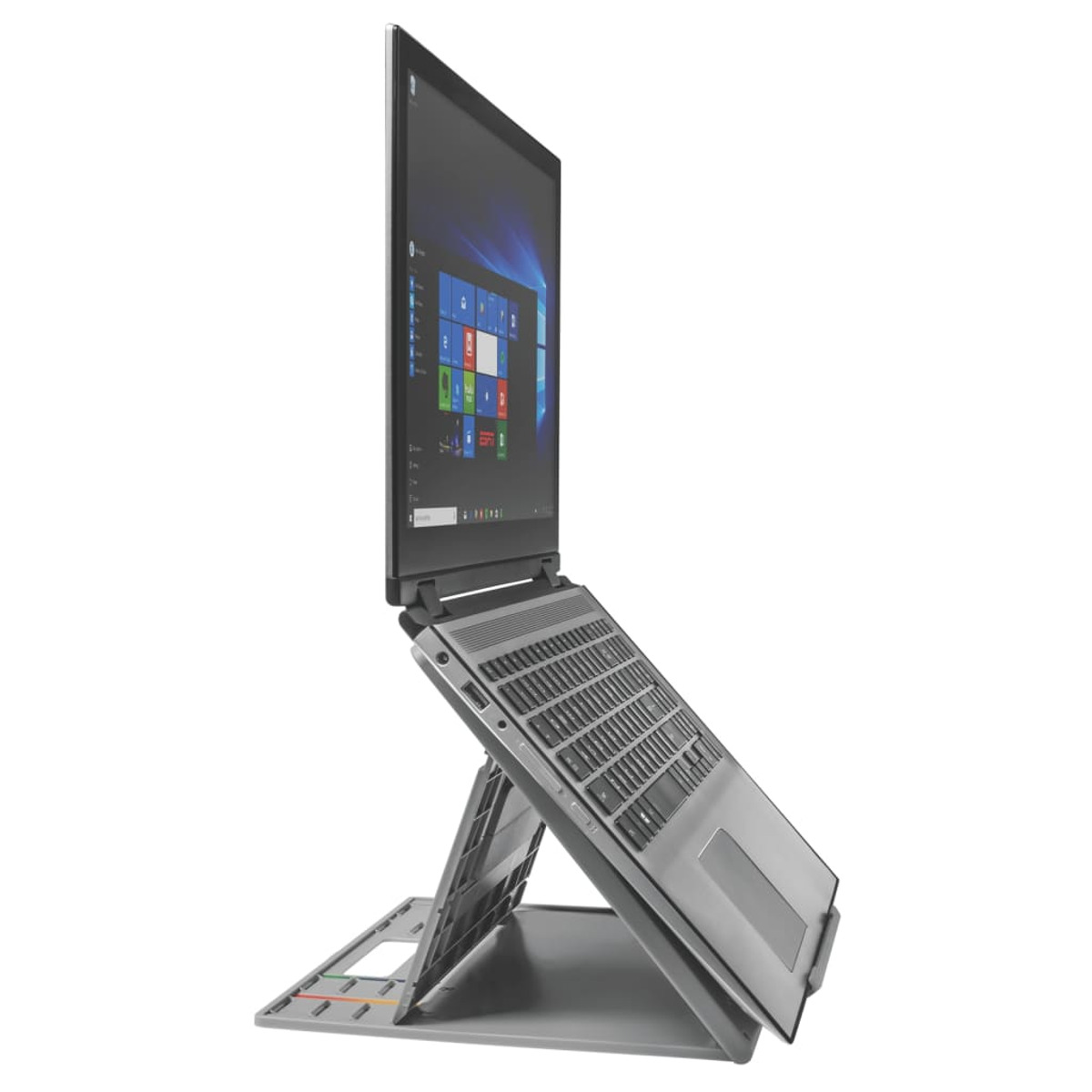 Laptop su supporto. Schermo aperto. Tastiera visibile. Il laptop è grigio e su un supporto grigio.