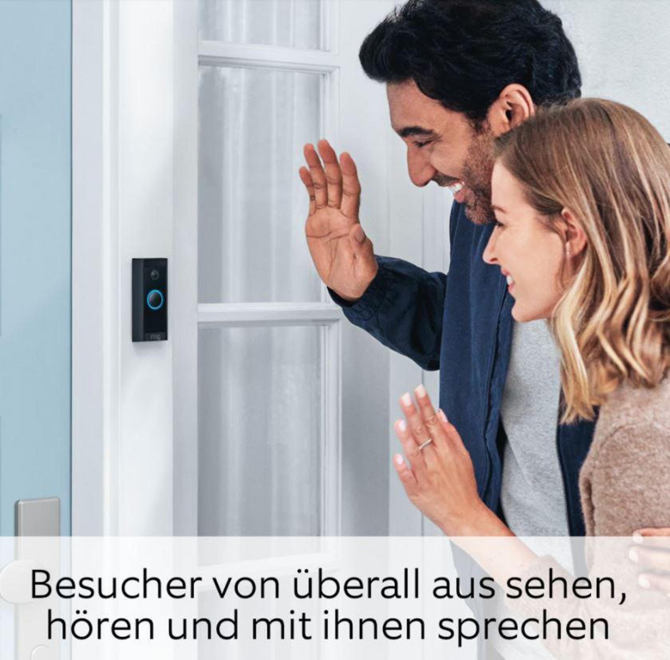 Ein Paar steht vor einer Tür. Sie winken an einer Ring-Türklingel.