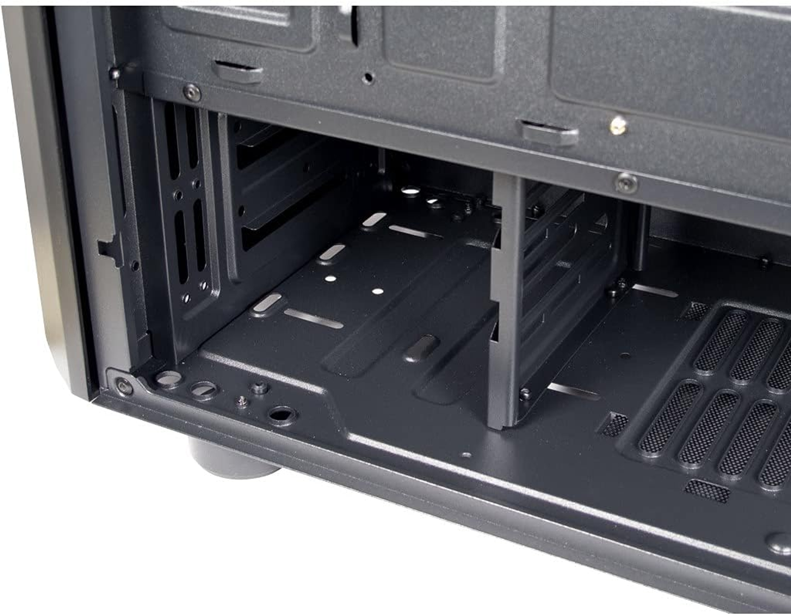 Innenraum eines schwarzen Computergehäuses mit Komponenten und Strukturelementen.