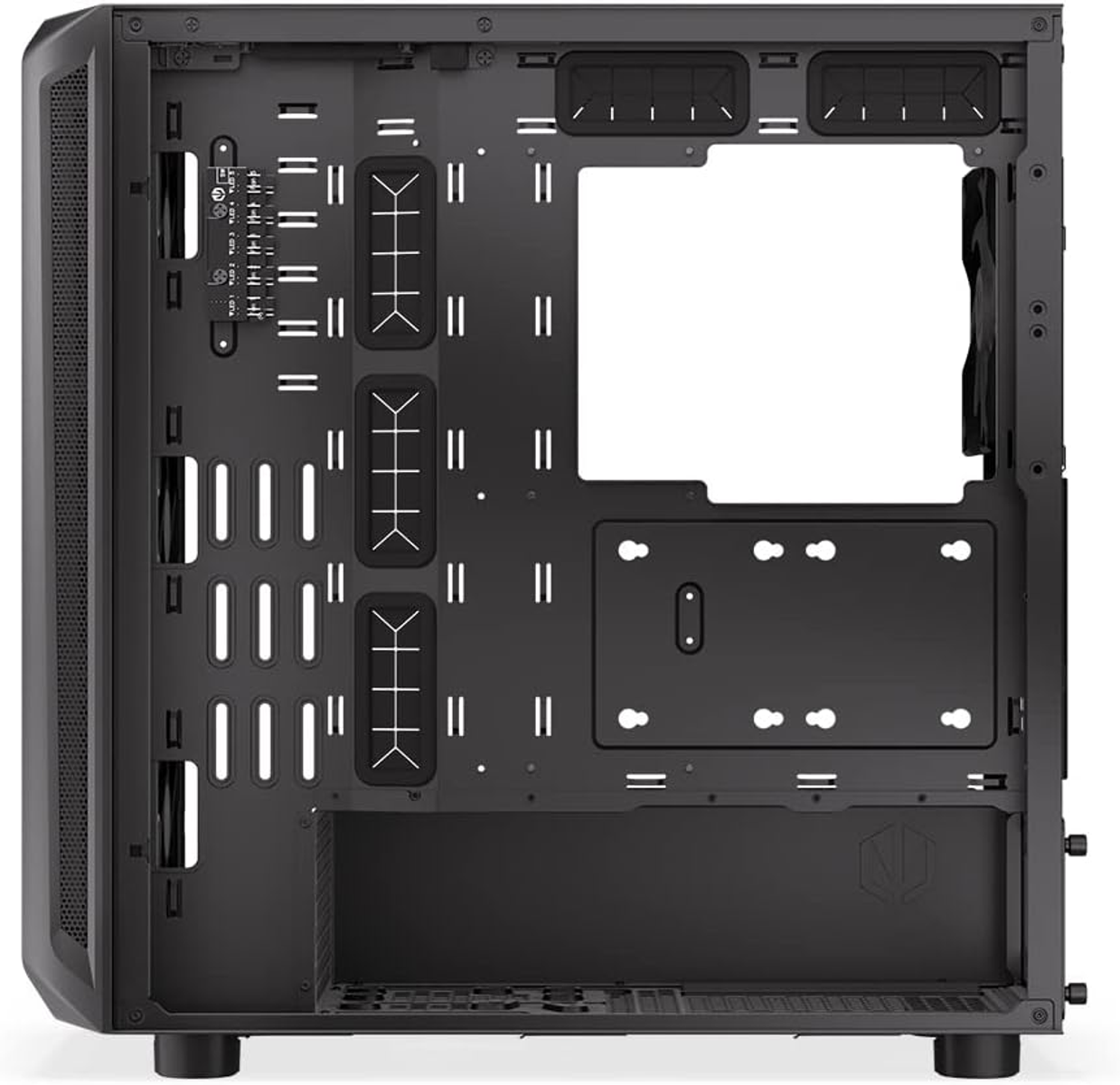 Otwarta obudowa komputera. Czarna z różnymi otworami i otworami montażowymi.