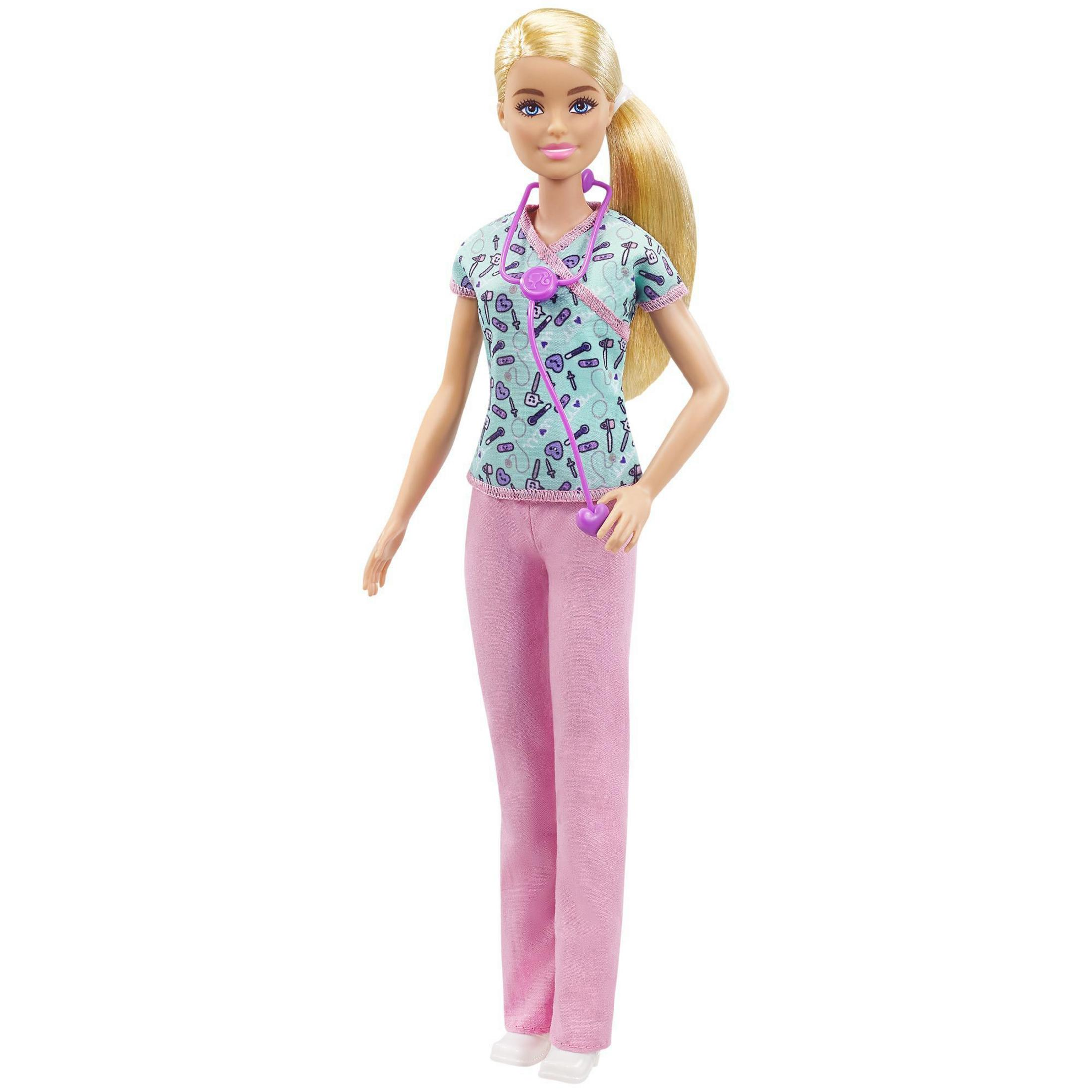 Eine Barbie-Puppe, die als Krankenschwester gekleidet ist und ein Stethoskop hält. Sie hat blondes Haar.