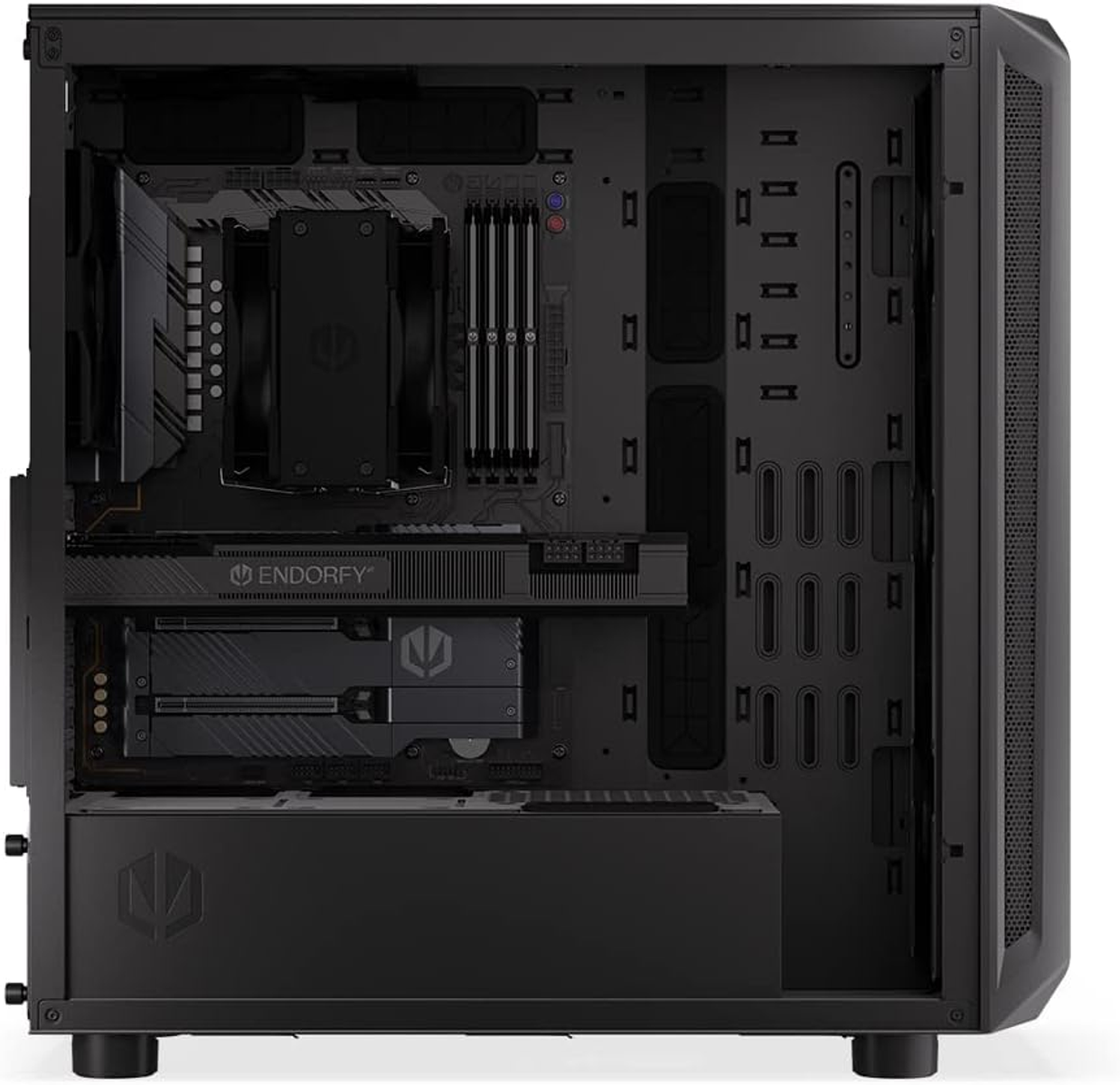 Widok wewnętrzny czarnej obudowy komputera, prezentujący komponenty wewnętrzne, takie jak karta graficzna.