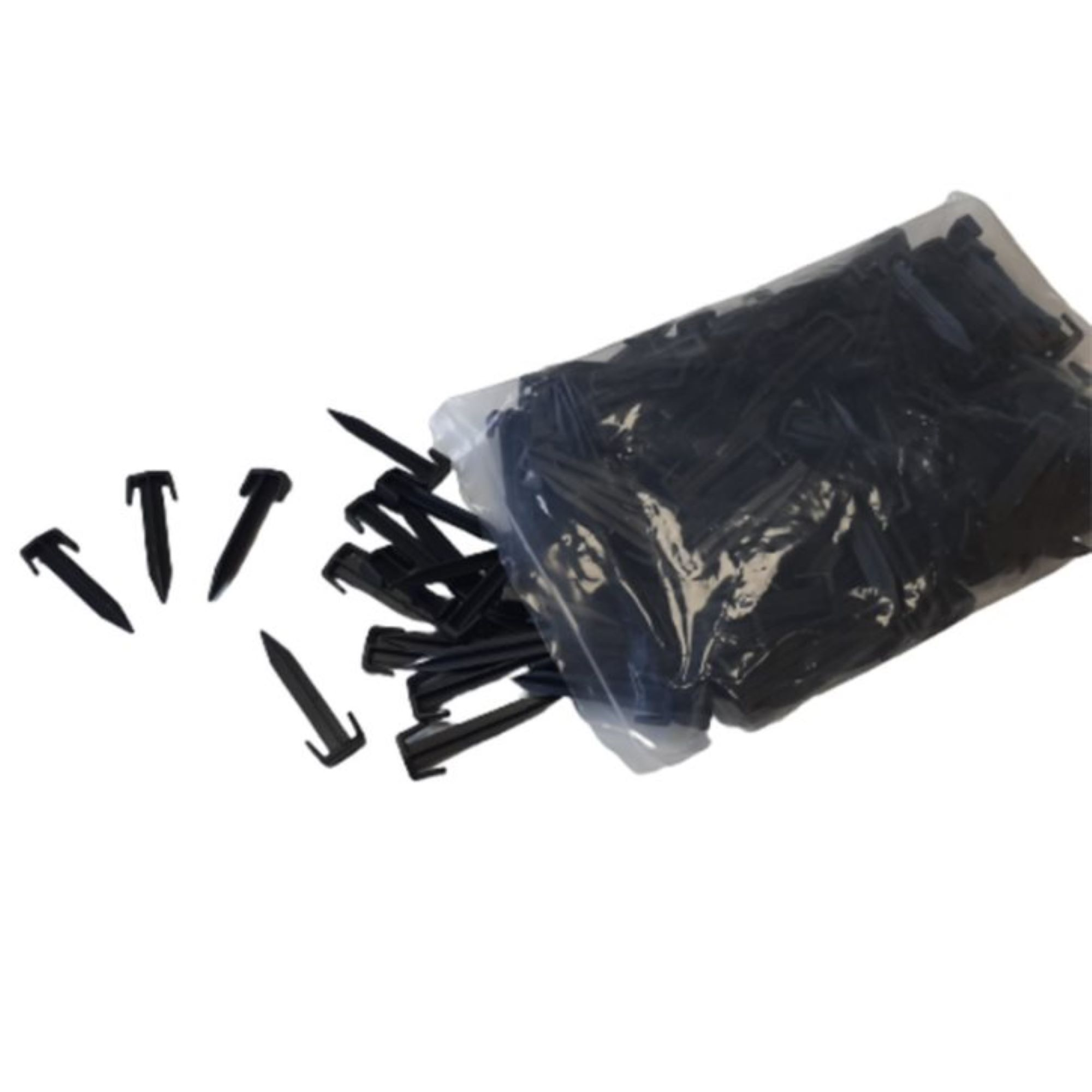 Een zak met zwarte plastic haringen. Sommige haringen zijn op het oppervlak gemorst.