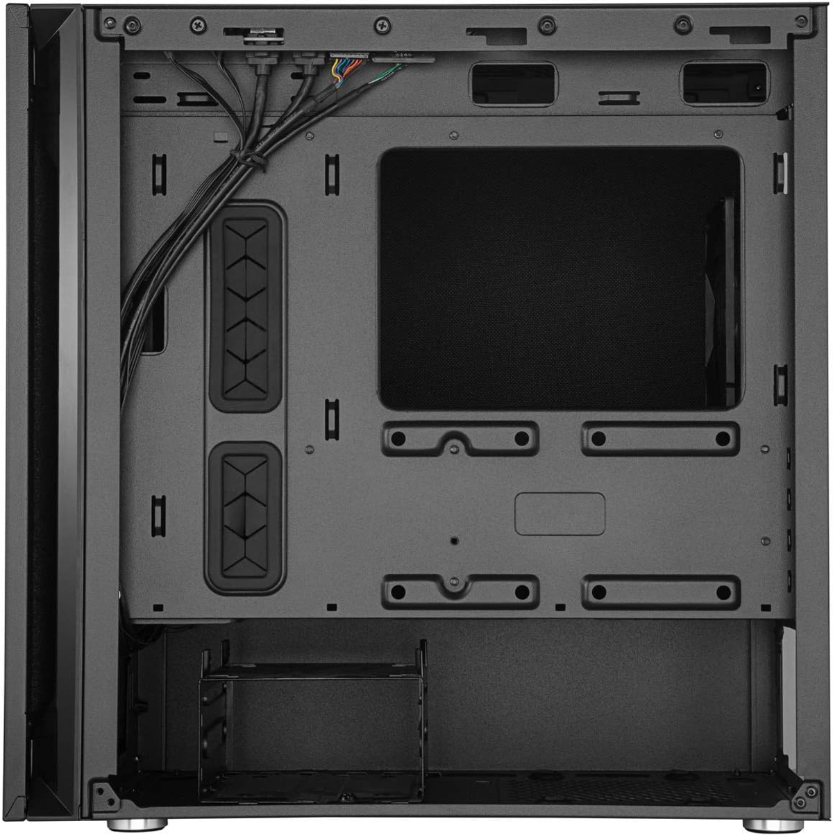 Interno di un case per computer. Interno scuro, vari punti di montaggio e funzioni di gestione dei cavi.