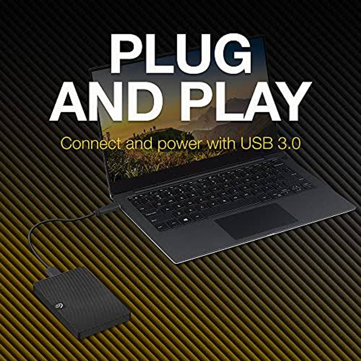 Laptop z tekstem 'PLUG AND PLAY' i podłączonym dyskiem twardym.