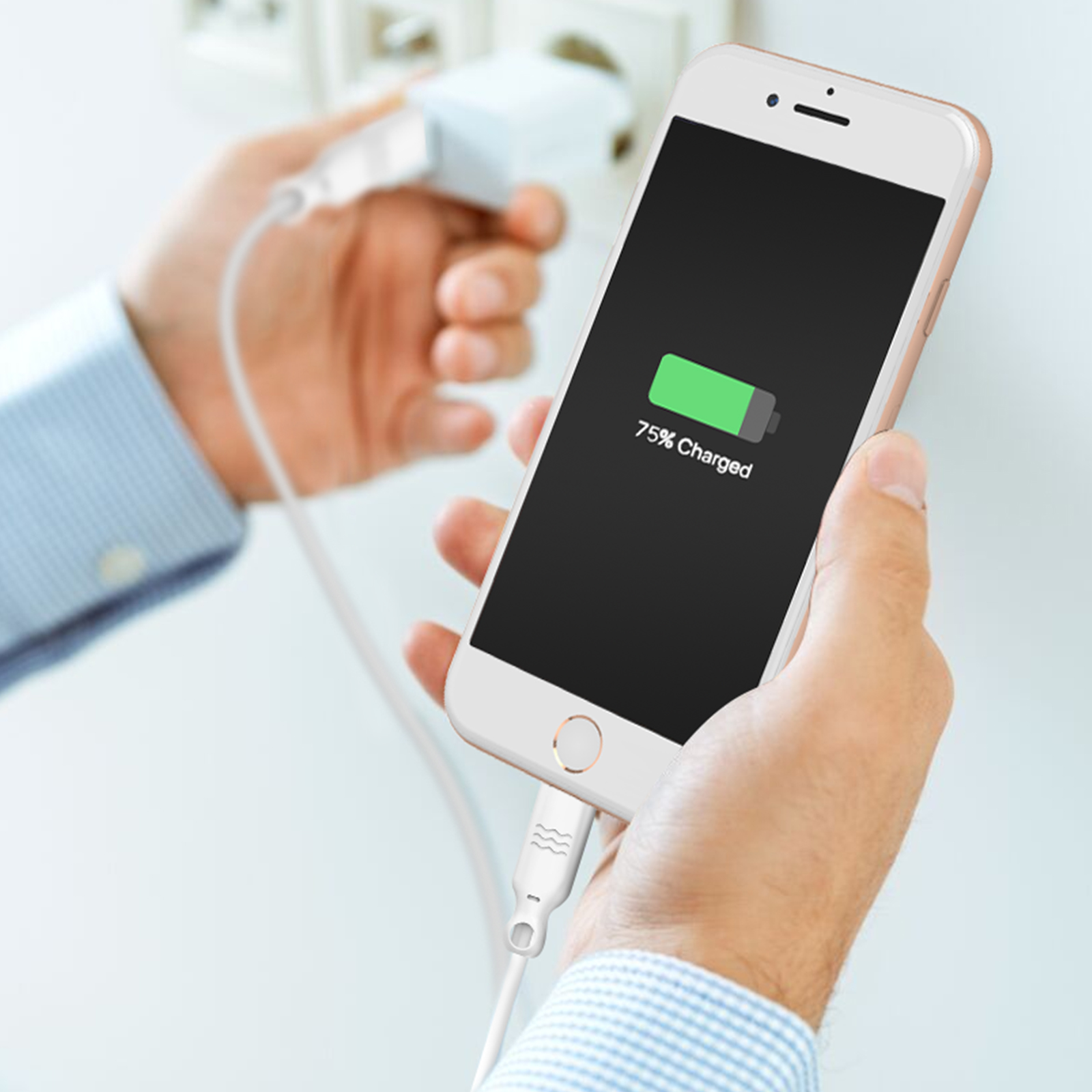 Ein weißes iPhone wird geladen. Der Bildschirm zeigt 75% geladen an. Im Hintergrund eine Wand und ein Ladegerät.