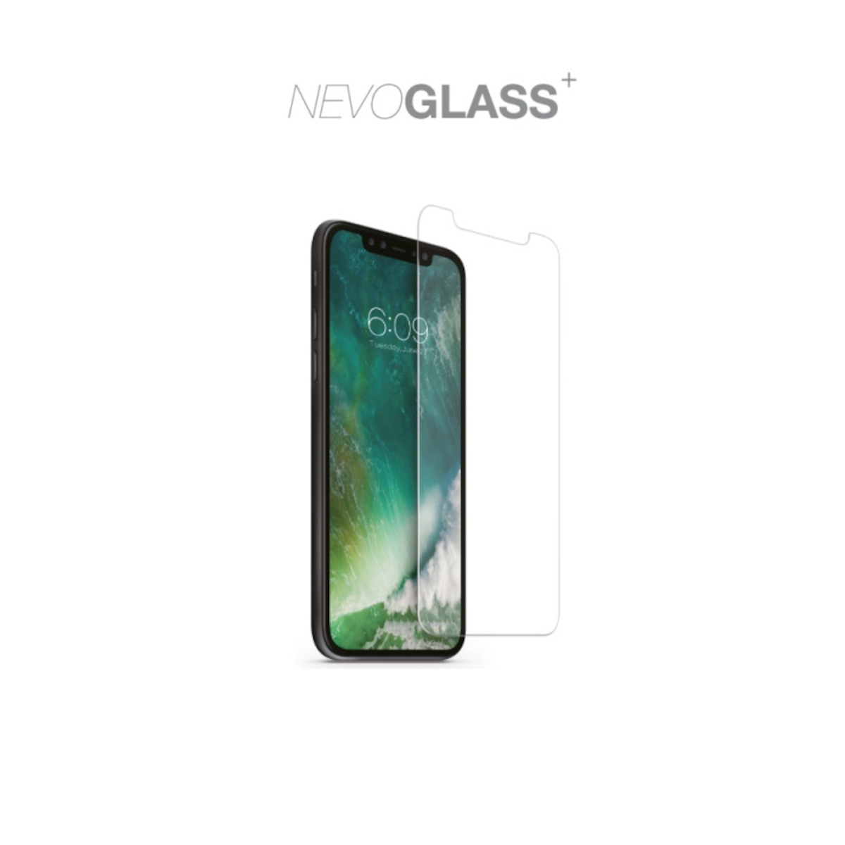 Telefono con protezione schermo. Sfondo bianco. Logo NevoGlass in alto. Il telefono mostra l'ora.