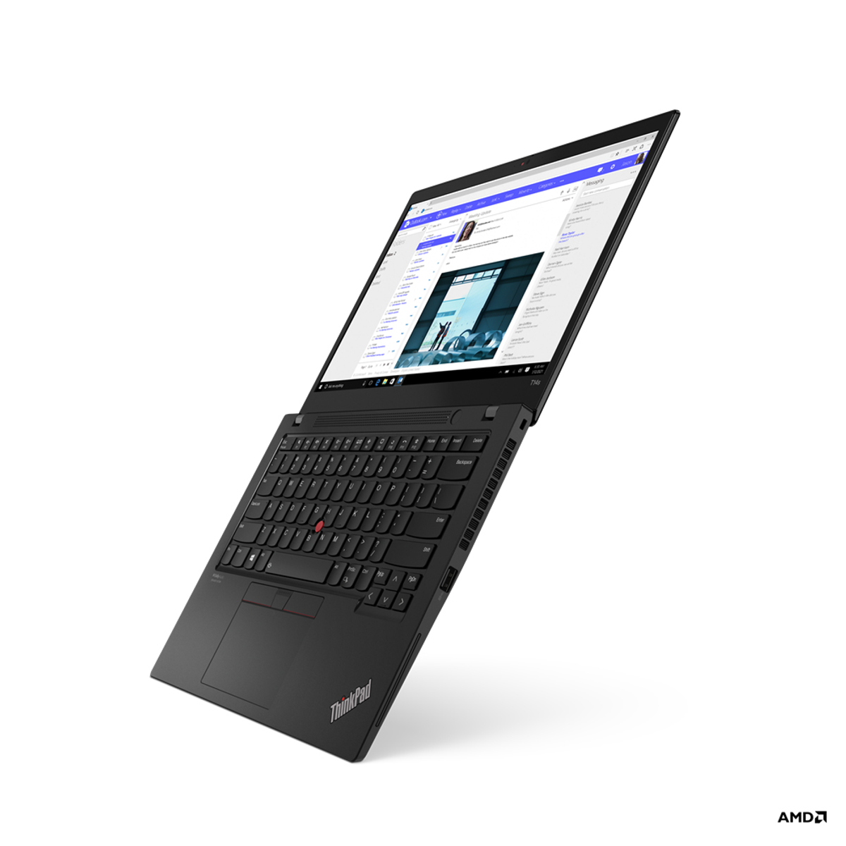 Schwarzes ThinkPad-Laptop, geöffnet, mit weißem Bildschirm, vor weißem Hintergrund.