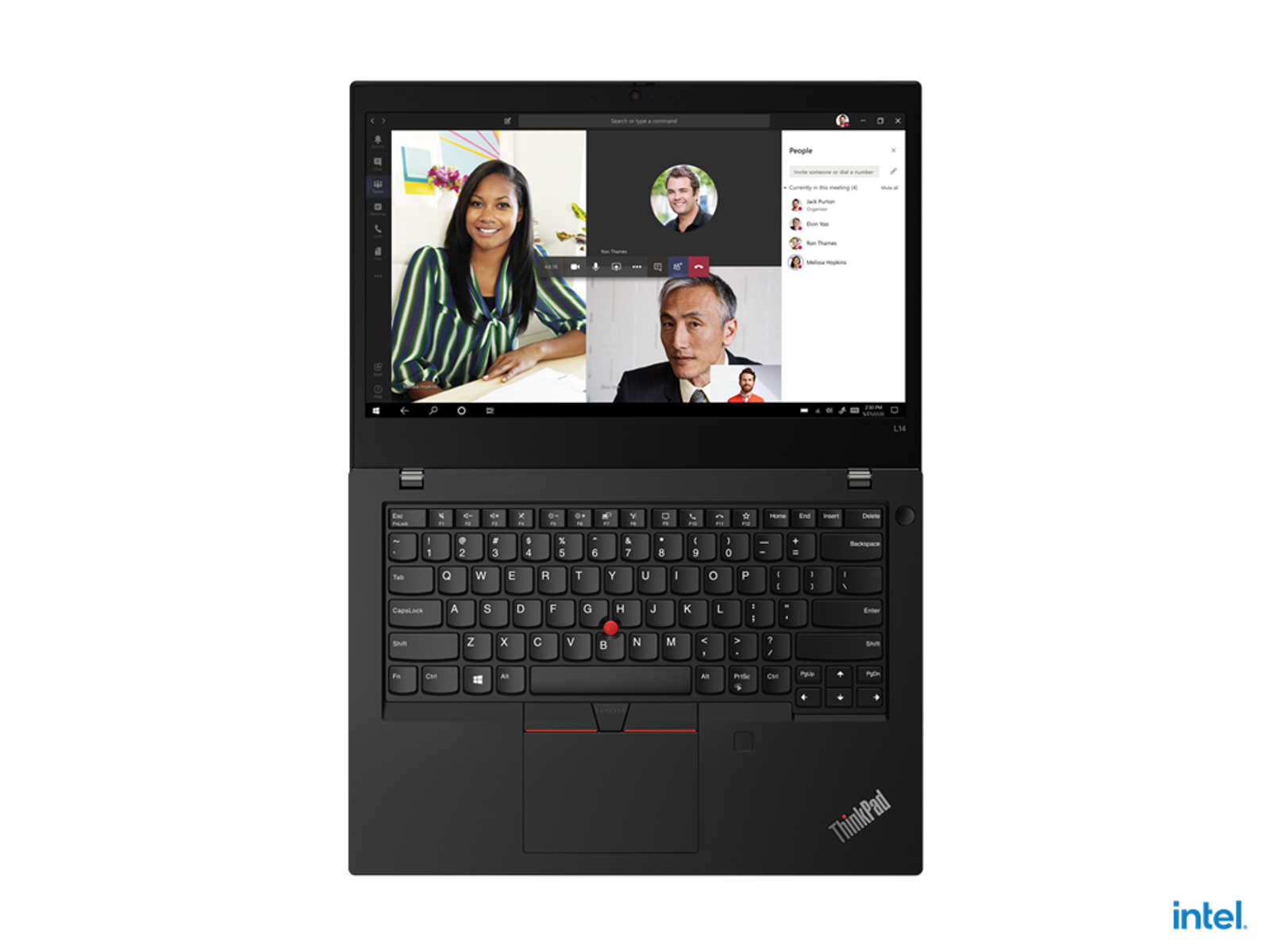 Una laptop que muestra una videollamada, con tres personas en la pantalla.