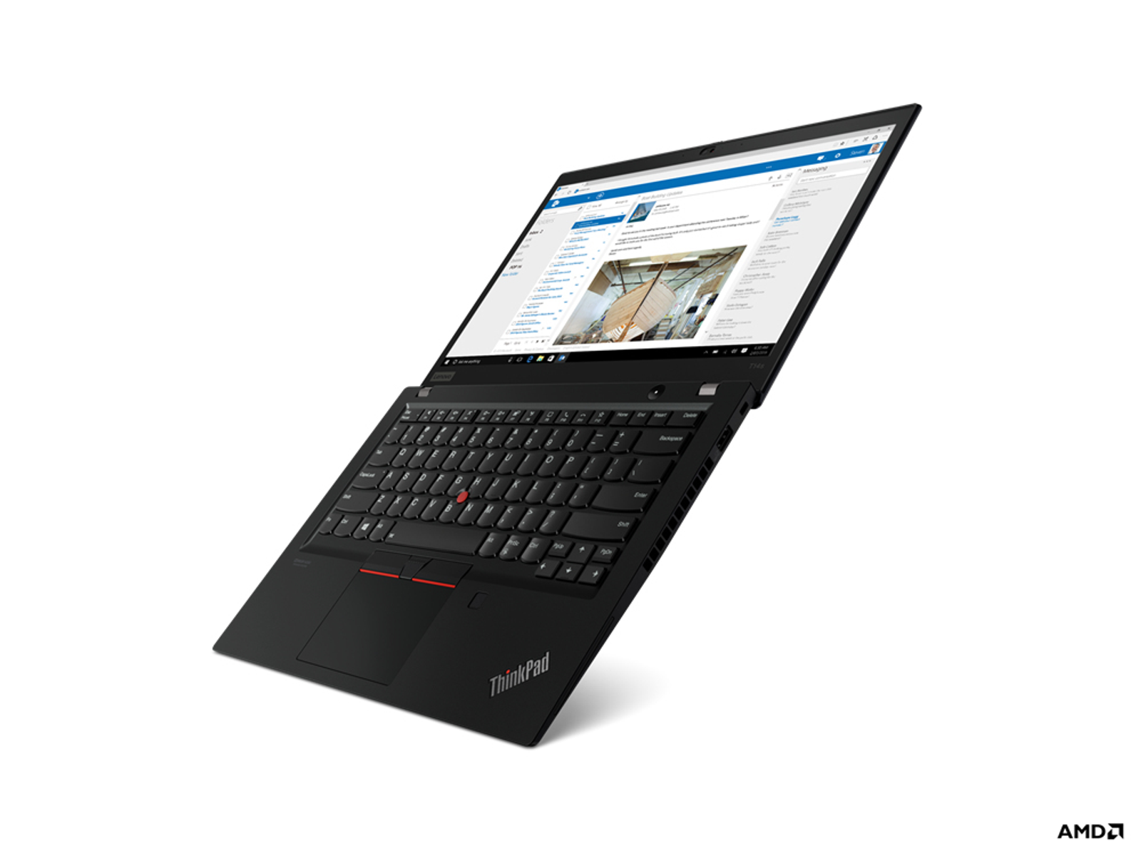 Schwarzes ThinkPad-Laptop nach oben abgewinkelt. Der Bildschirm zeigt eine Webseite. Hat Tastatur, Touchpad und ThinkPad-Logo.