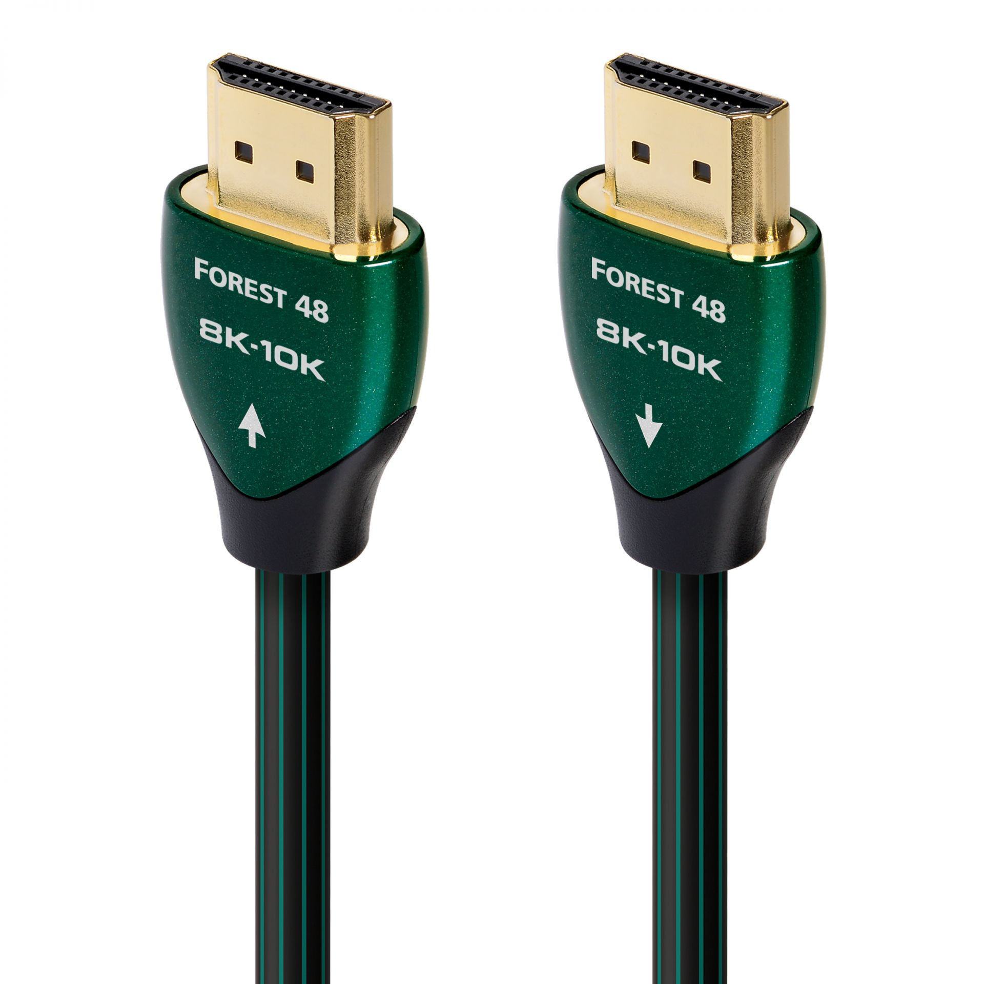 Yeşil HDMI kablosu. Altın konektörler. Yeşil çizgili siyah kablo. Beyaz zemin.