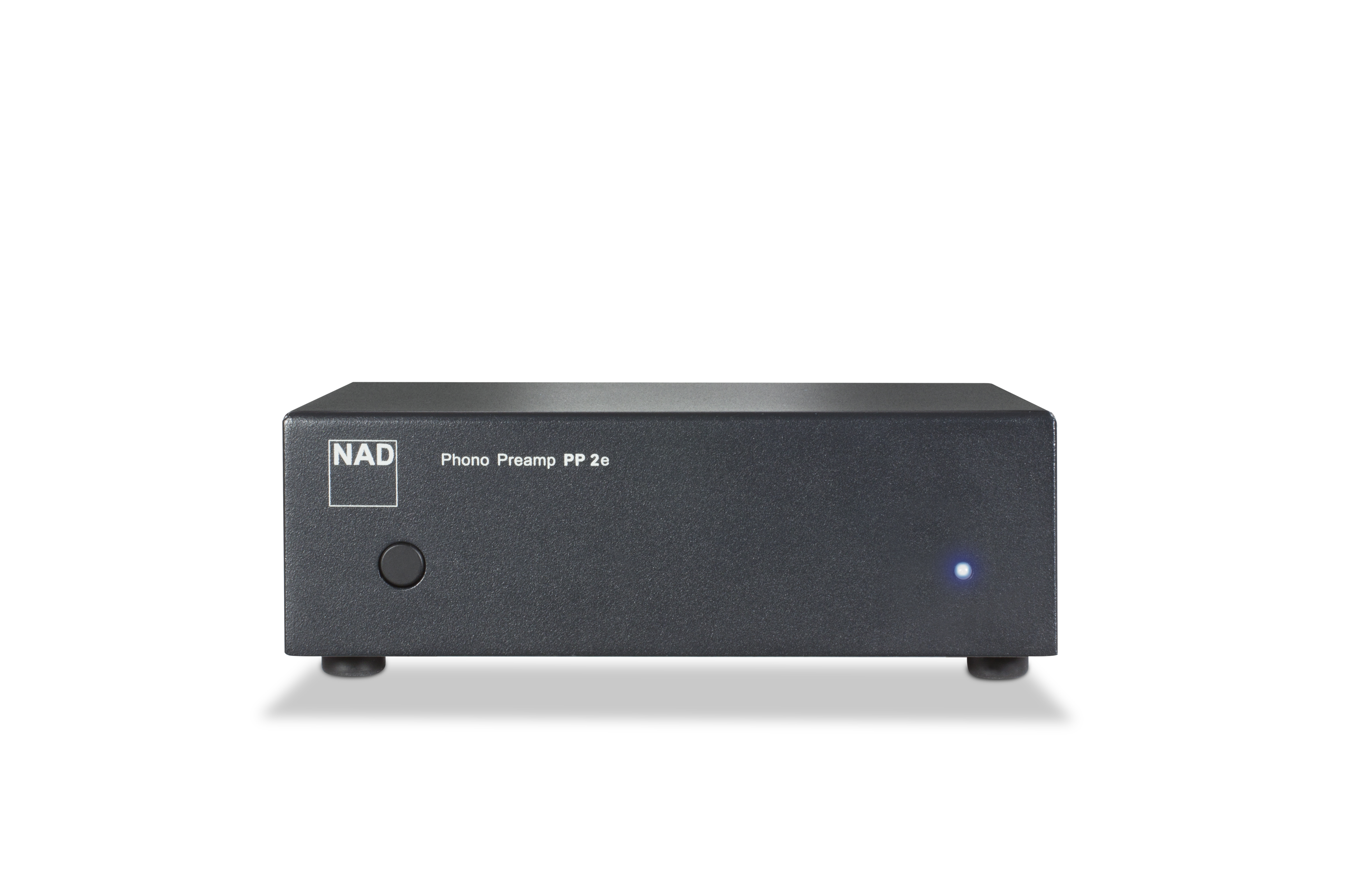 Preamplificatore phono NAD nero con pulsante e luce blu. Testo "Phono Preamp PP 2e" visibile.