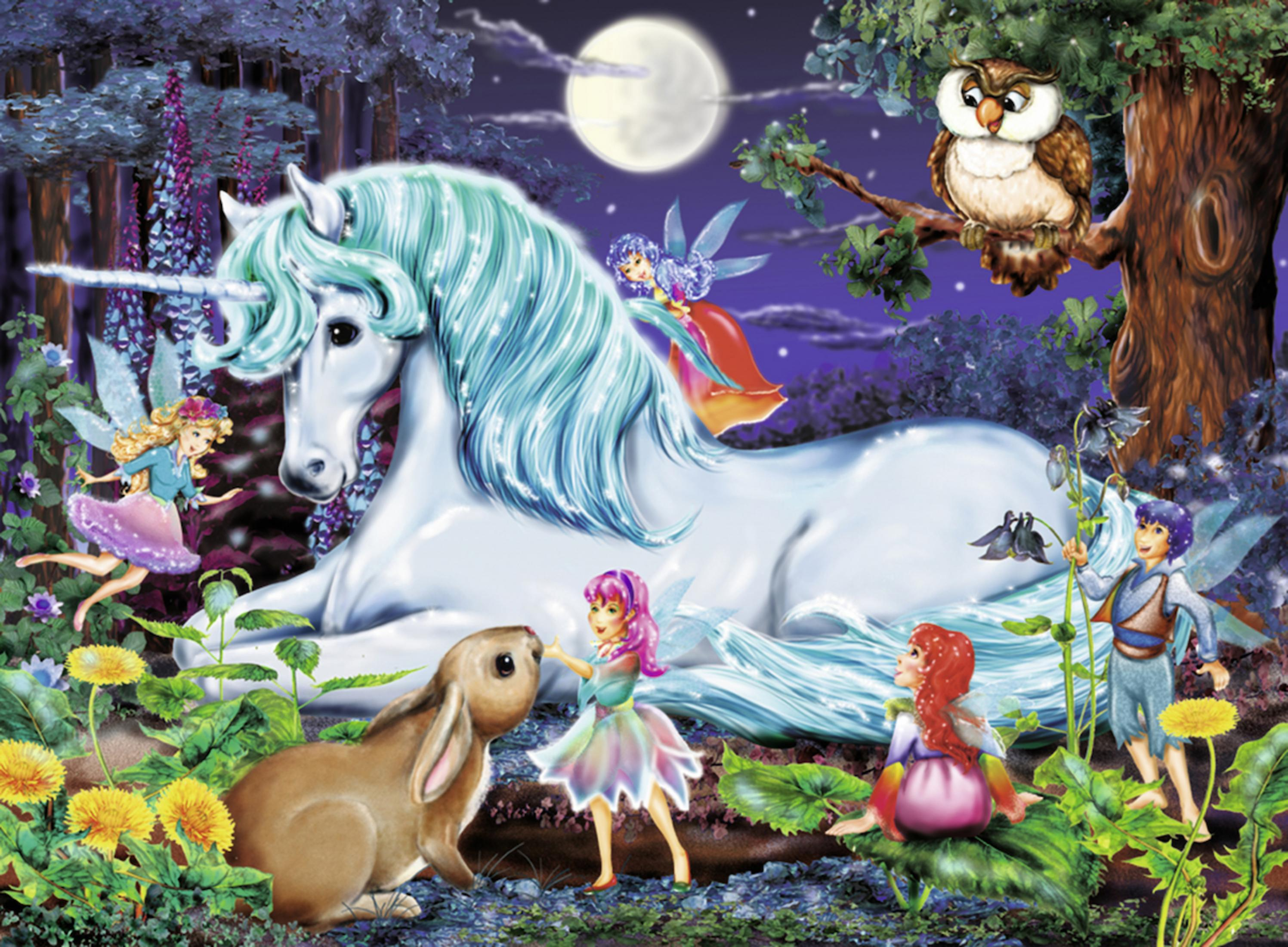 Scena fantasy z jednorożcem, wróżkami, sową i królikiem w lesie w nocy pod pełnią księżyca.