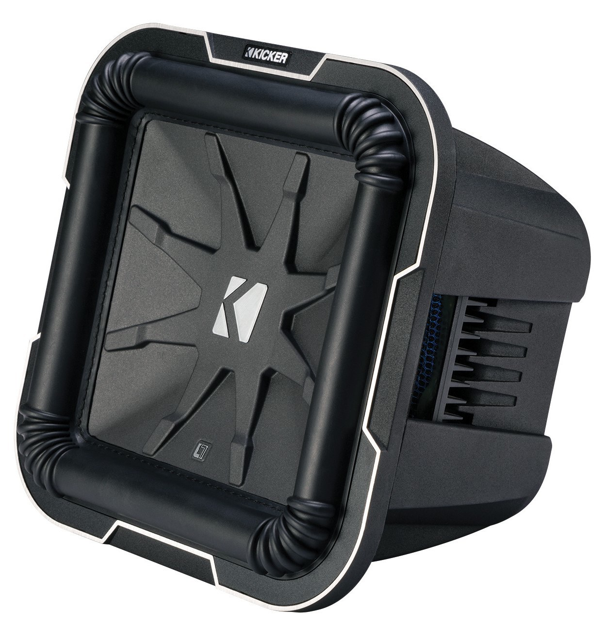 Schwarzer Kicker-Subwoofer. Er hat eine quadratische Form mit K-Logo. Der Hintergrund ist weiß.