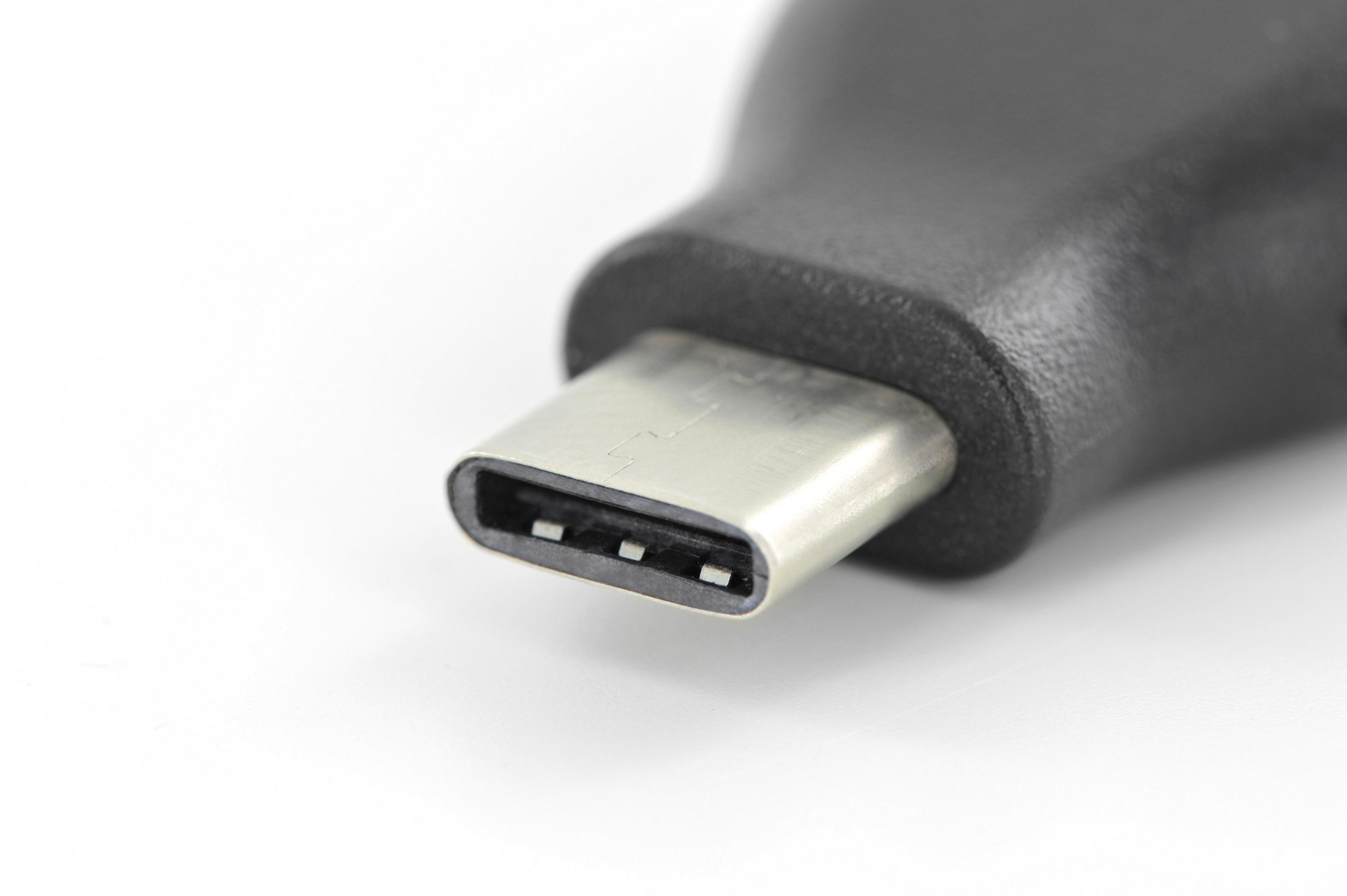 Nahaufnahme eines USB-C-Anschlusses. Er ist schwarz und hat eine silberfarbene Anschlussspitze.