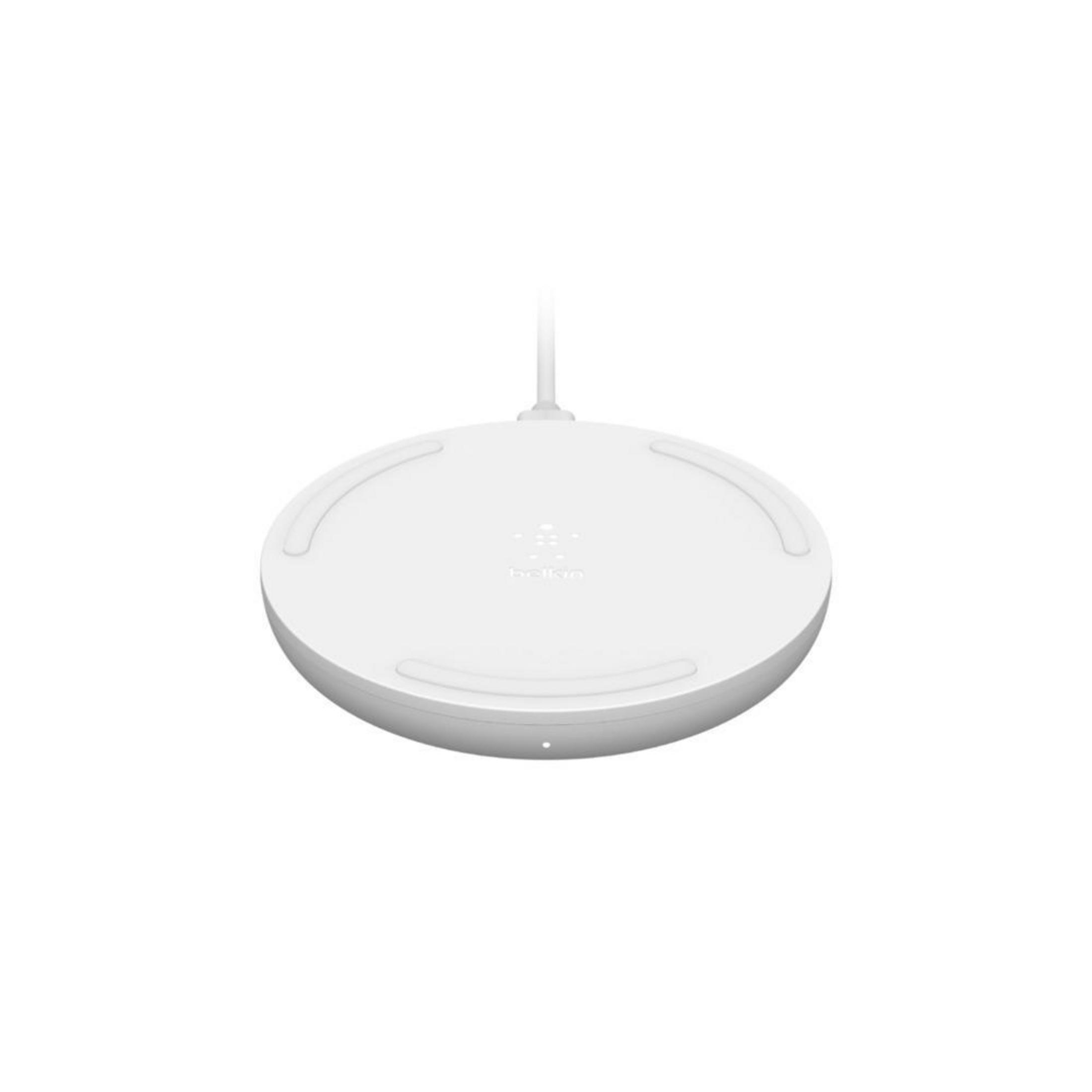 Un cargador inalámbrico Belkin blanco. Tiene una pequeña luz blanca.