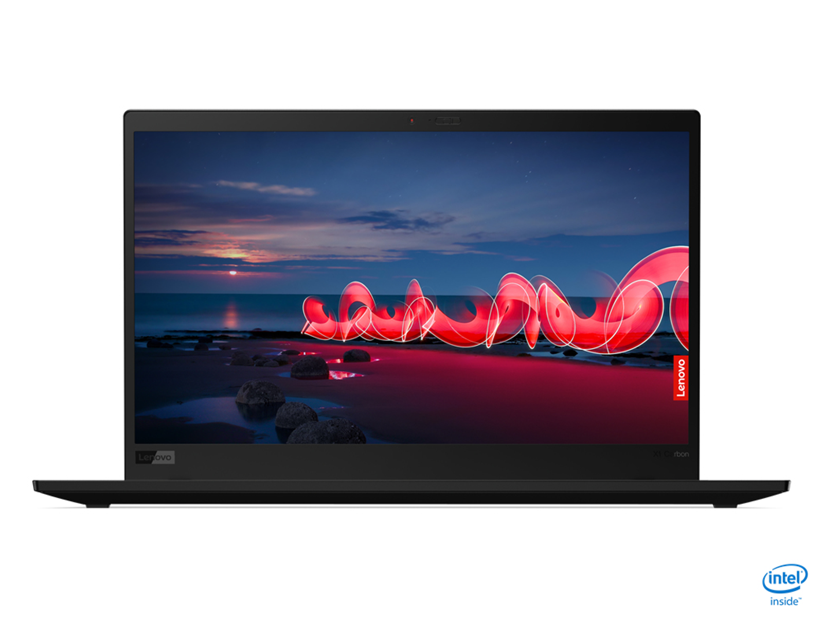 Schwarzes Lenovo-Laptop mit einem Bildschirm, der einen roten Lichtpfad über einem Strand bei Sonnenuntergang zeigt.