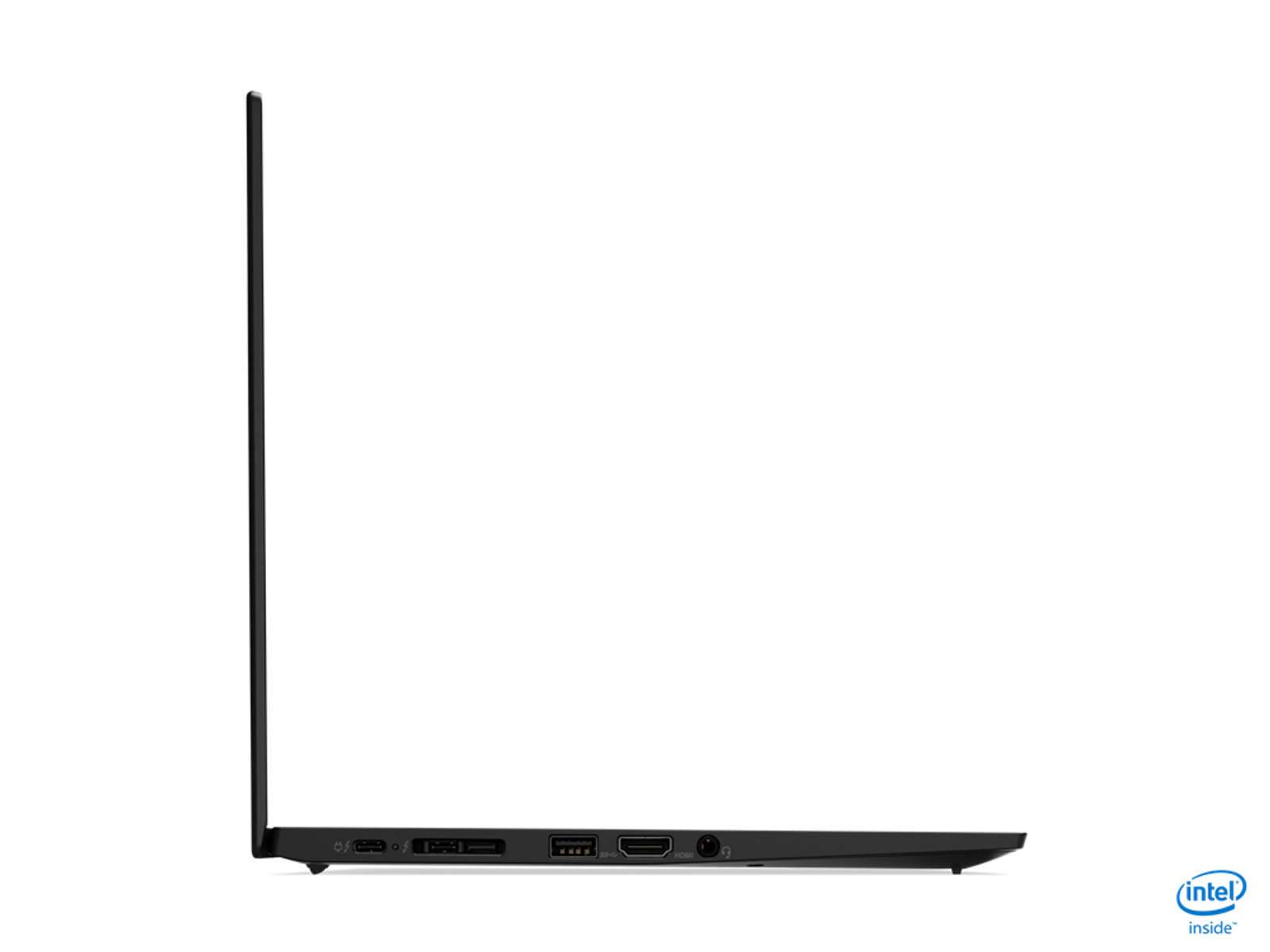 Schwarzer Laptop, Seitenansicht. Ein Stromanschluss und andere Anschlüsse sind sichtbar. Hintergrund weiß.