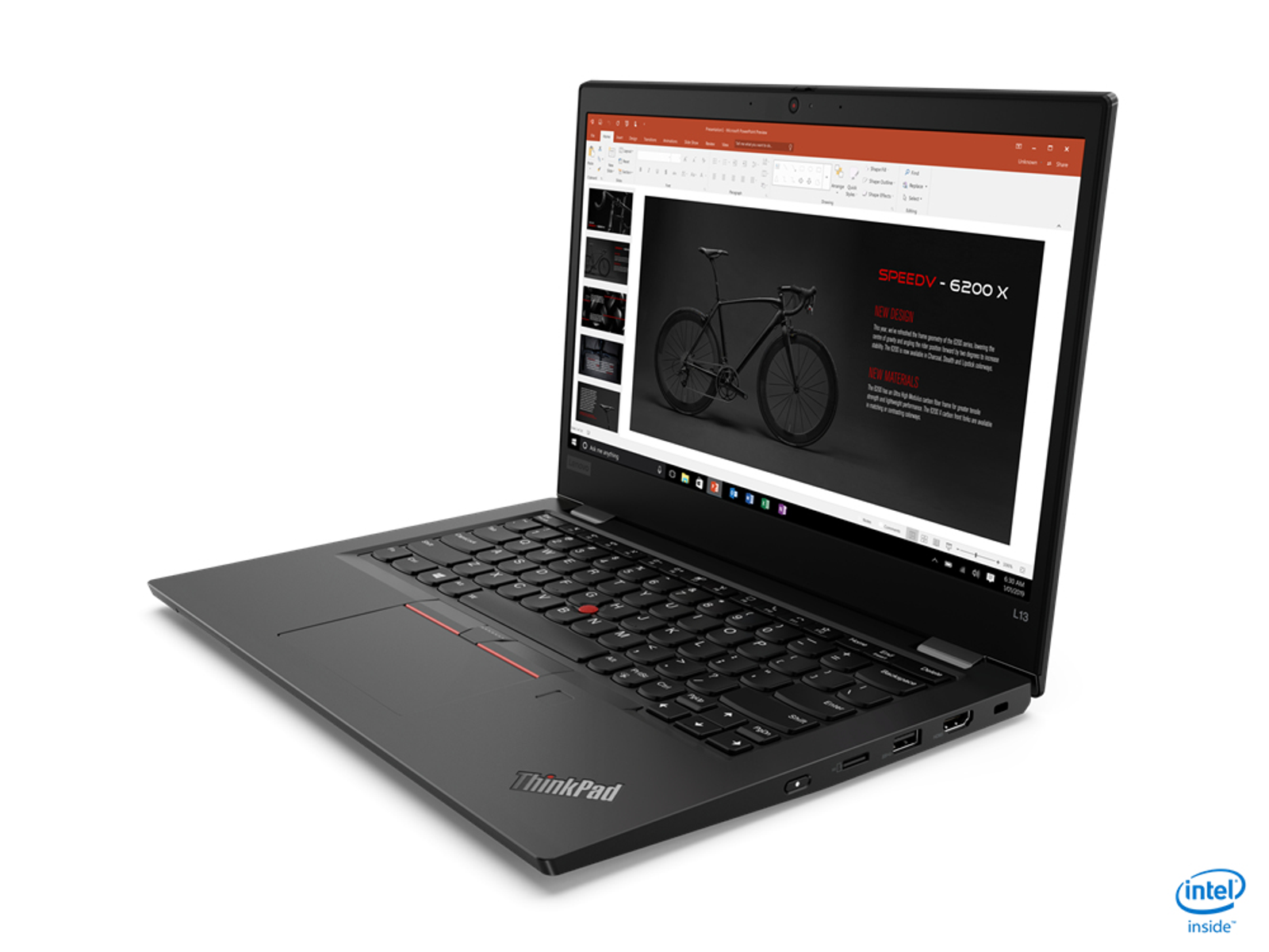 Schwarzer ThinkPad-Laptop offen, zeigt Präsentationsfolien auf dem Bildschirm. Weißer Hintergrund.