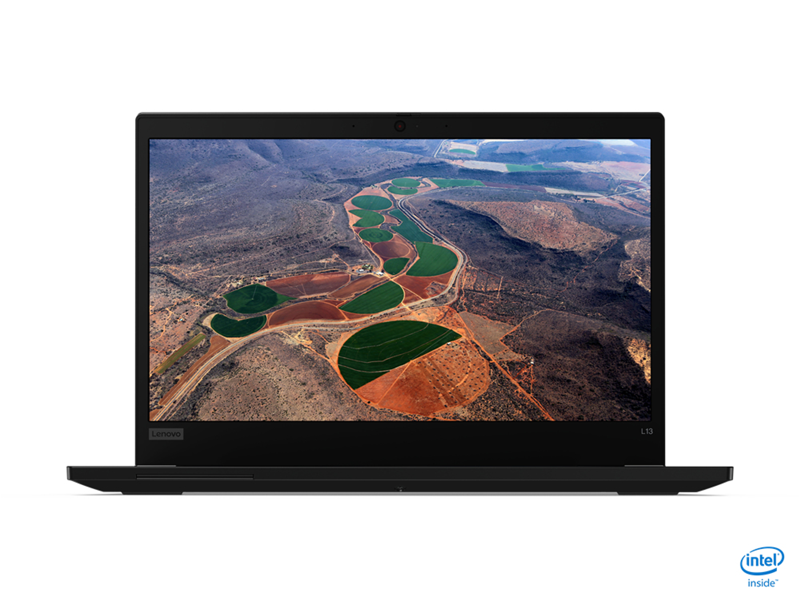 Schwarzer Lenovo-Laptop, Bildschirm zeigt Luftaufnahme von kreisförmigen Feldern. Weißer Hintergrund.