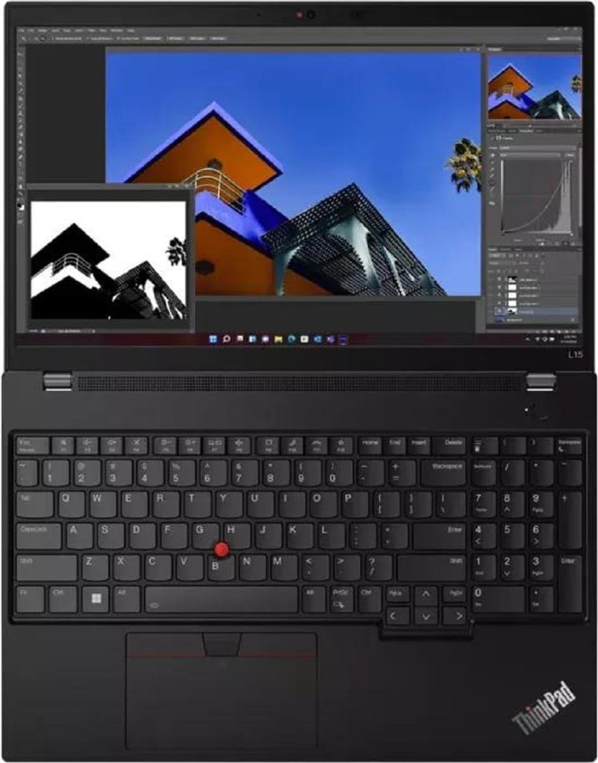 Schwarzer Laptop, geöffnet, Bildschirm mit Bildbearbeitungssoftware.