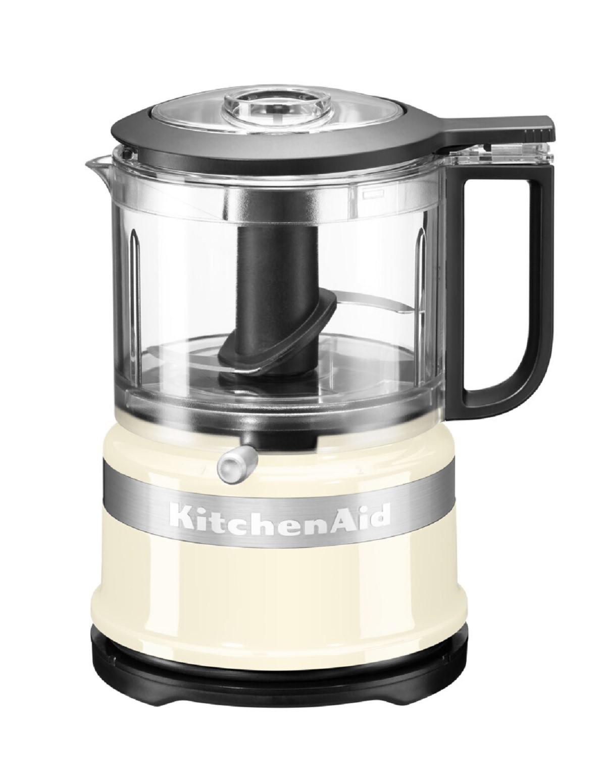 KitchenAid mutfak robotu, krem rengi, siyah kapak ve saplı, beyaz zemin üzerinde.