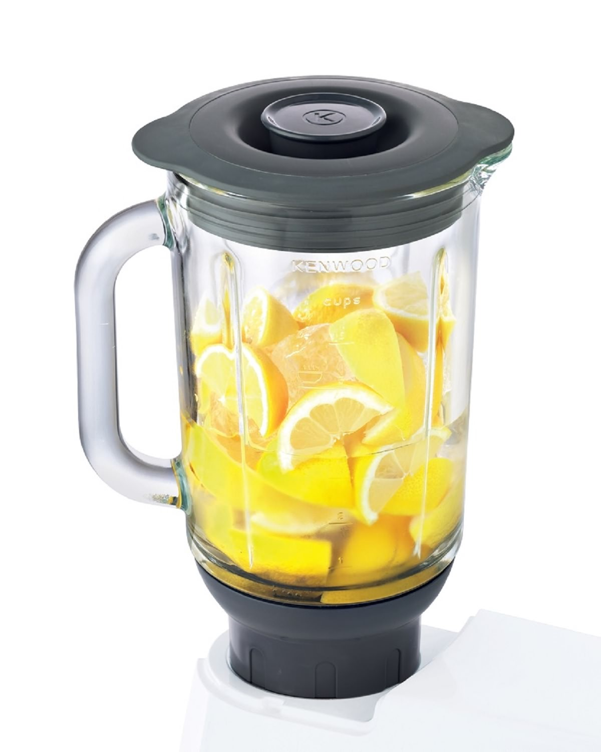 Ein transparenter Mixer mit Zitronen darin, gefüllt mit Zitronenscheiben, auf weißem Hintergrund.