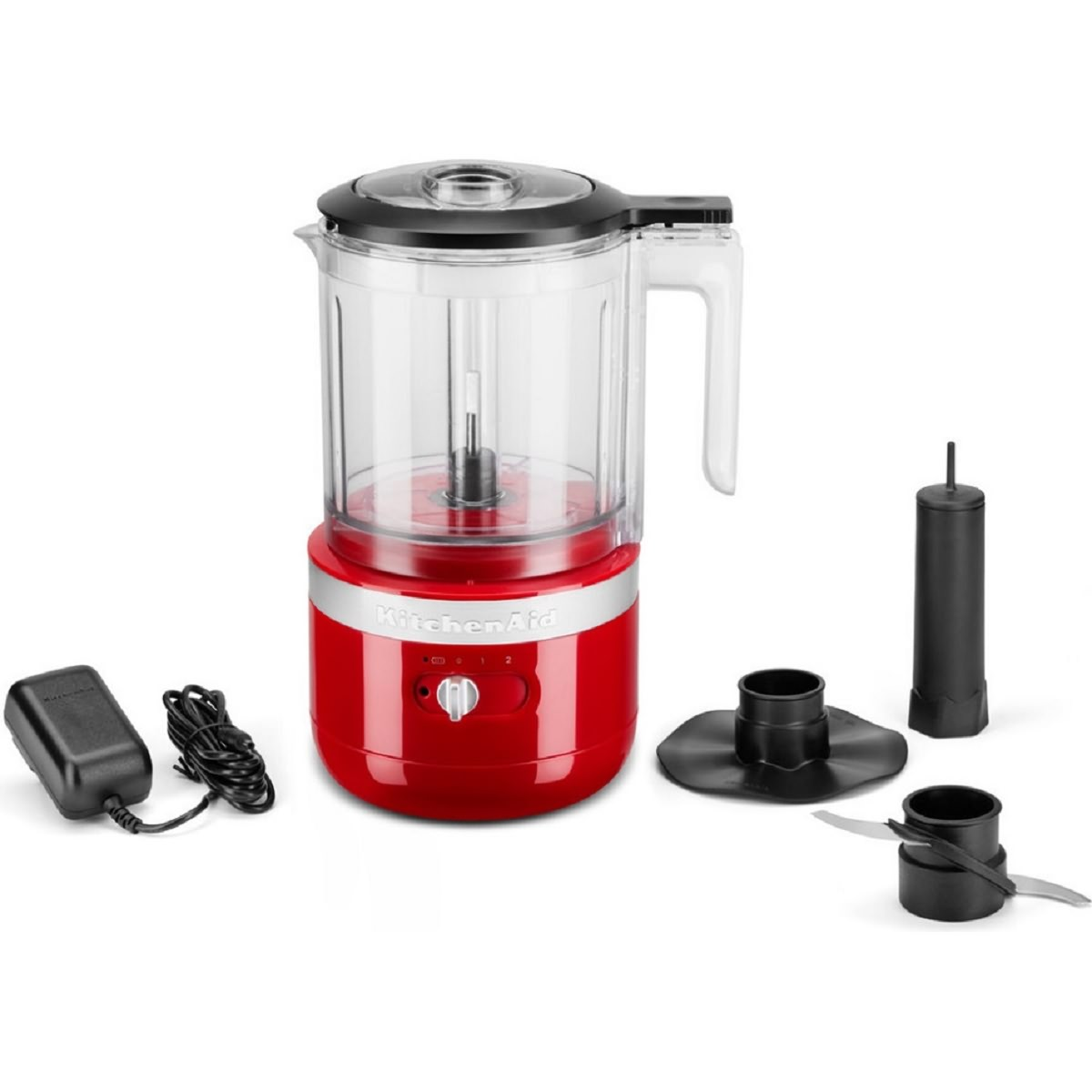Roter KitchenAid-Zerkleinerer mit Zubehör. Weißer Hintergrund.