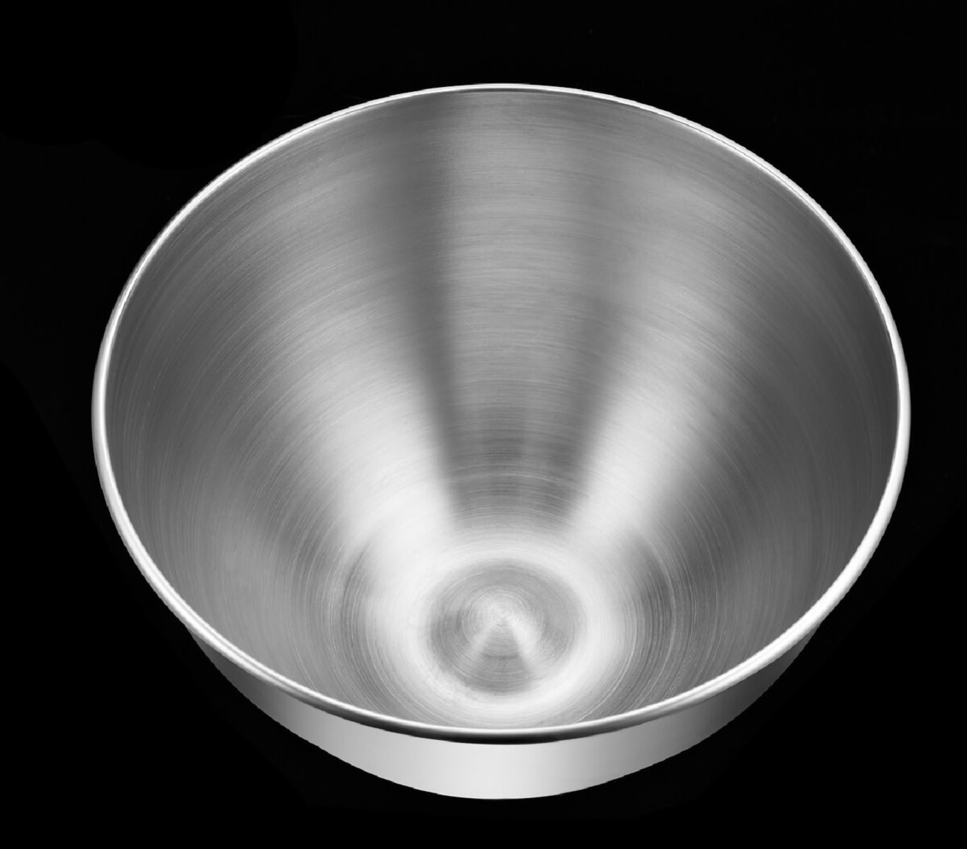 Bol en acier inoxydable sur fond noir. Le bol a une forme arrondie.