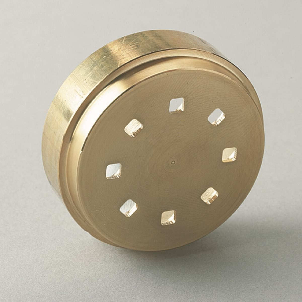 Messing-Pasta-Aufsatz mit mehreren Löchern.