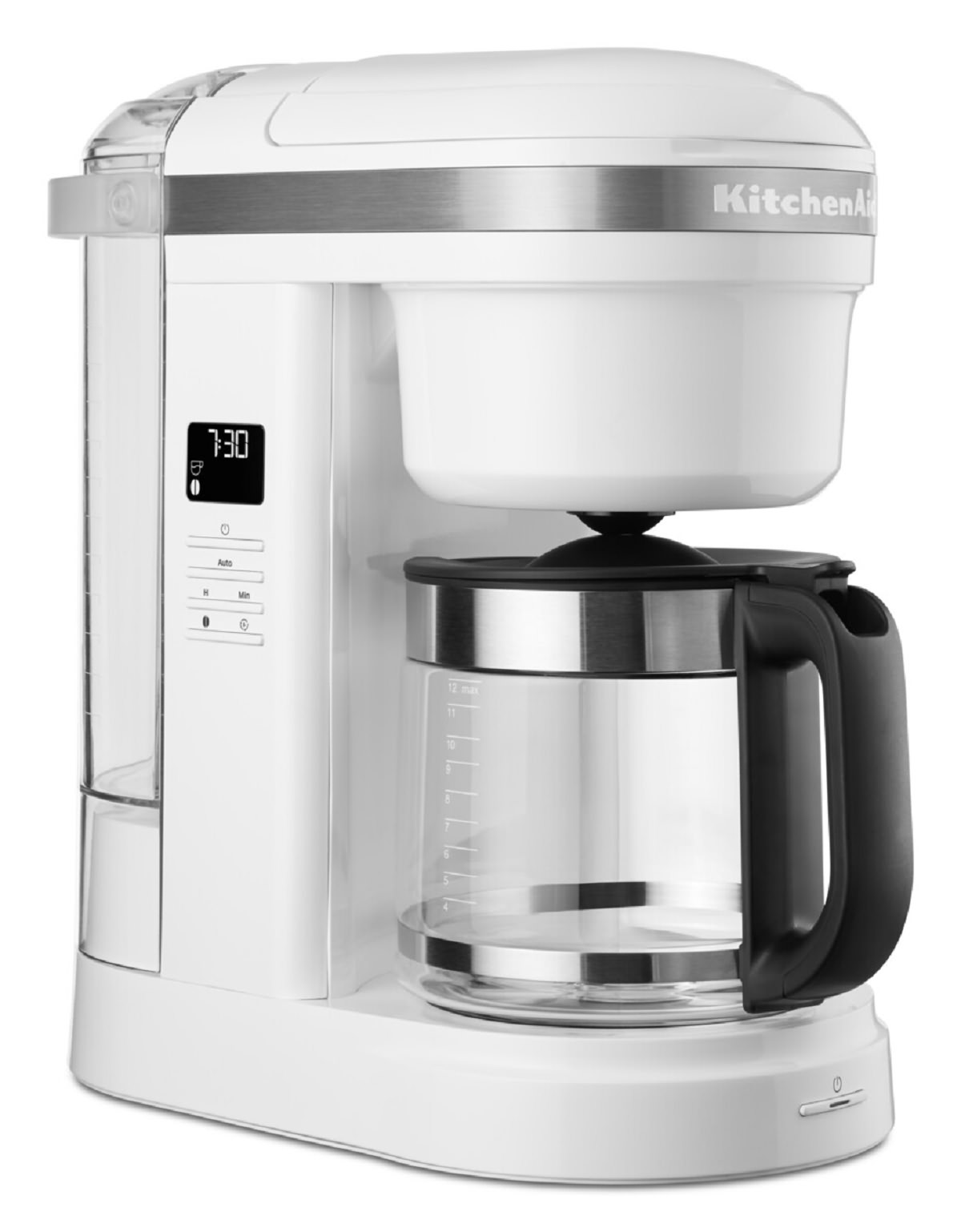 Cam sürahi ve dijital ekranlı beyaz KitchenAid kahve makinesi.