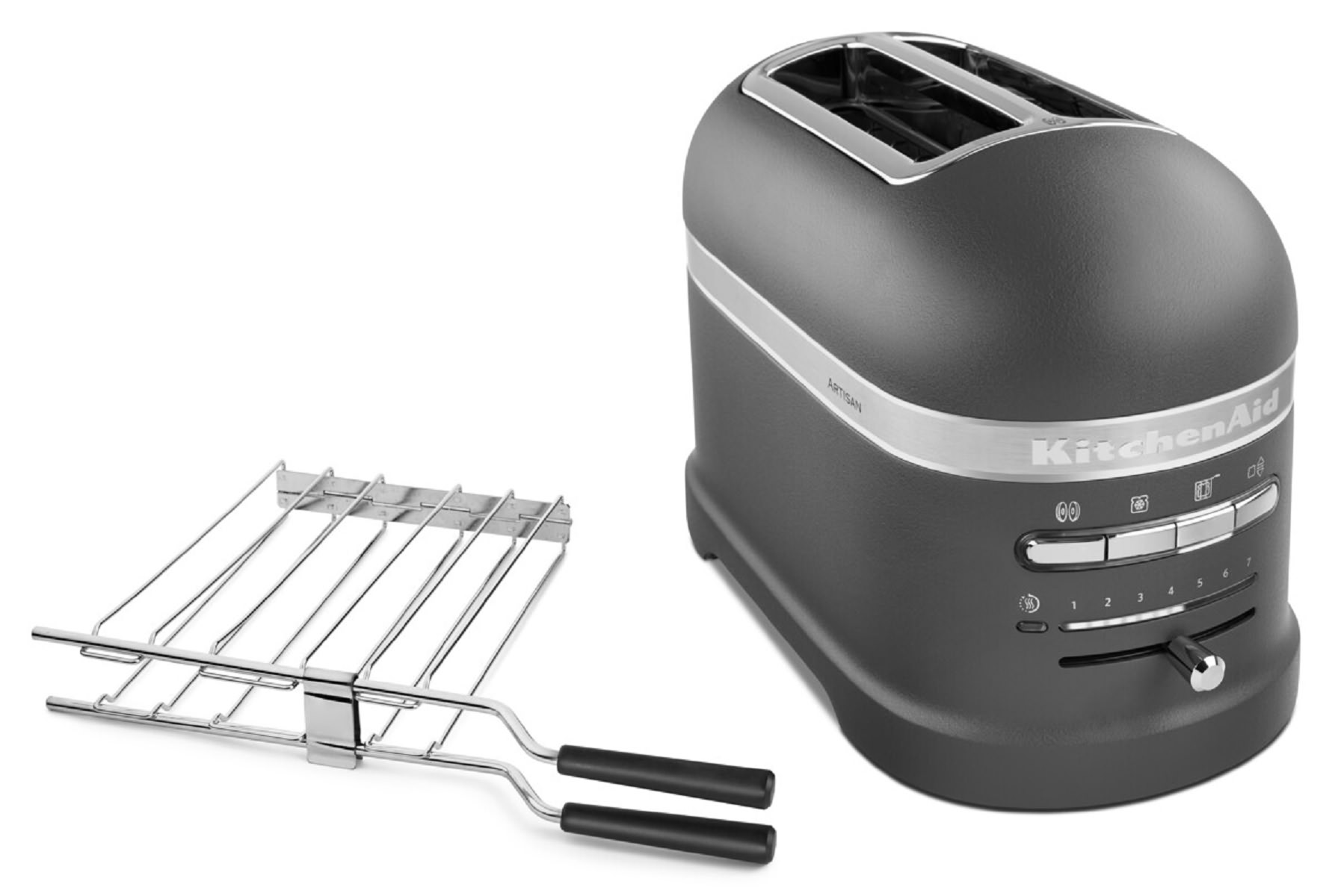 Gümüş kaplamalı siyah bir KitchenAid tost makinesi ve tost için bir tel rafı. Her ikisi de beyaz bir yüzeyde.