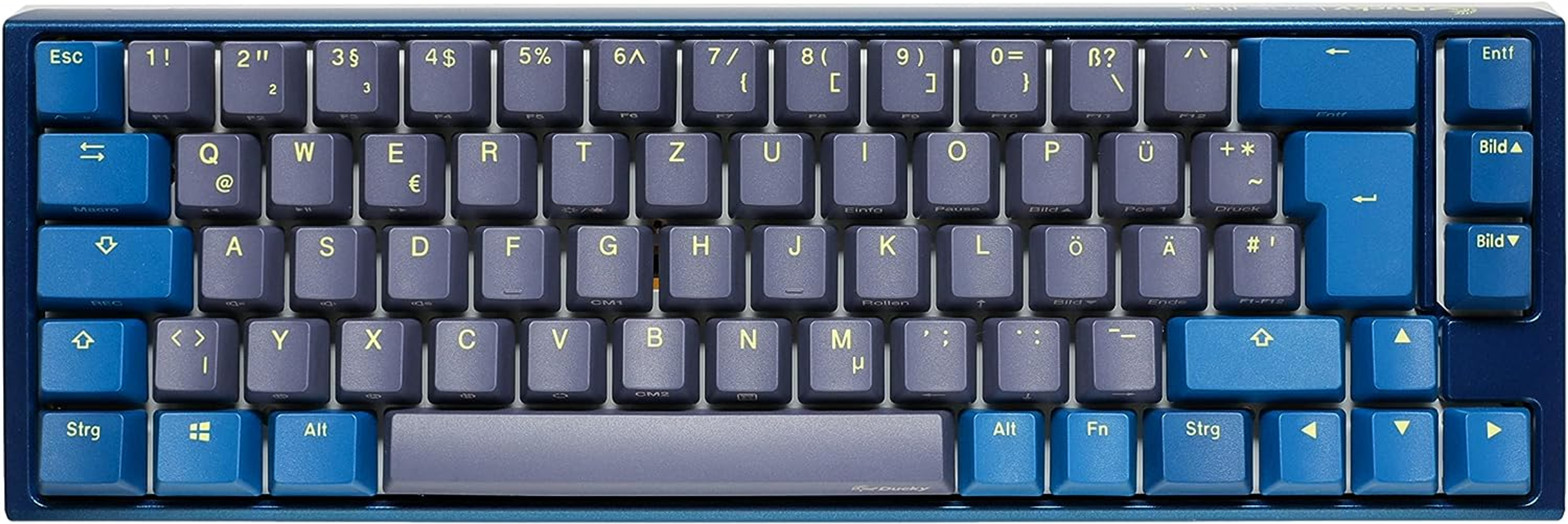 Tastiera meccanica blu con tasti blu e grigi. Sfondo bianco.