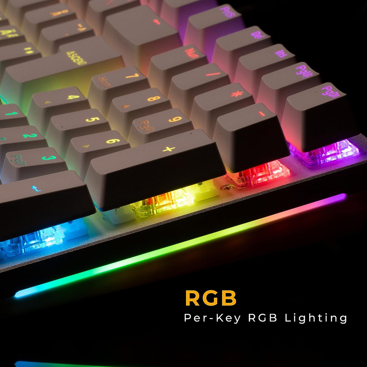 Nahaufnahme einer Tastatur mit RGB-Beleuchtung. Tasten sind grau, Lichter sind verschiedene Farben.