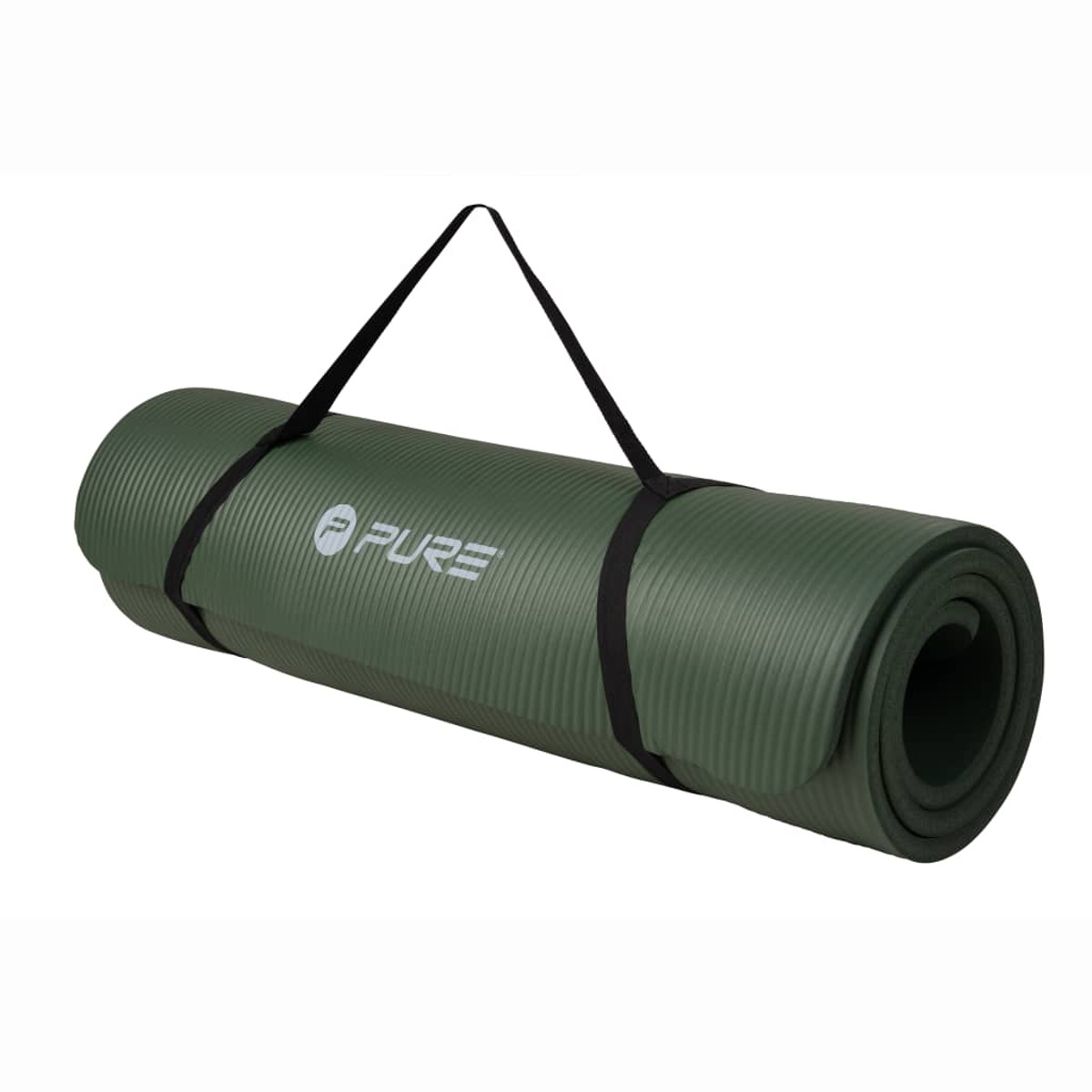 Aufgerollte grüne Yogamatte mit schwarzen Trägern. Auf der Matte steht das Wort PURE.