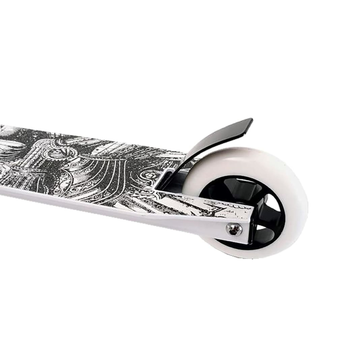Primo piano di una ruota di scooter bianca e nera. Il ponte ha una grafica dettagliata.