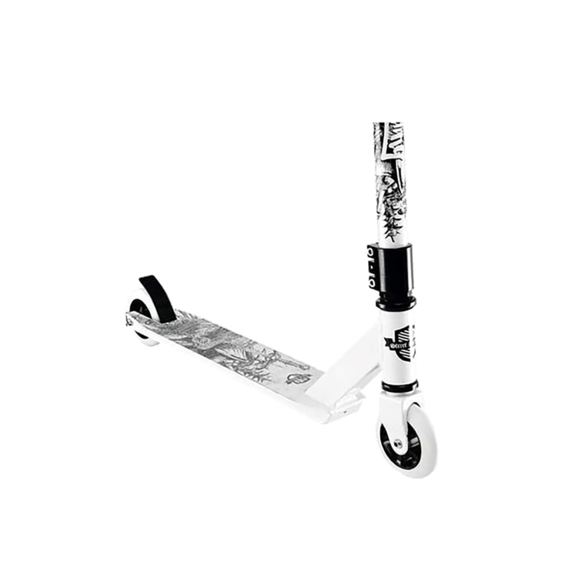 Uno scooter bianco e nero su sfondo bianco. Ha un disegno sulla base.