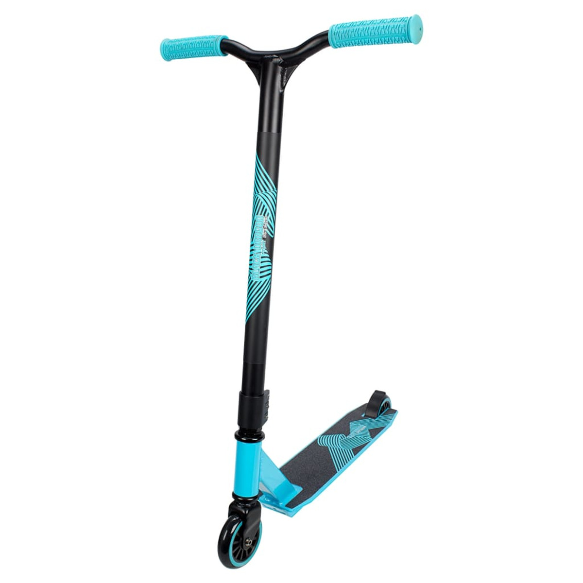 Scooter nero e blu, vista frontale angolata. Sfondo bianco.