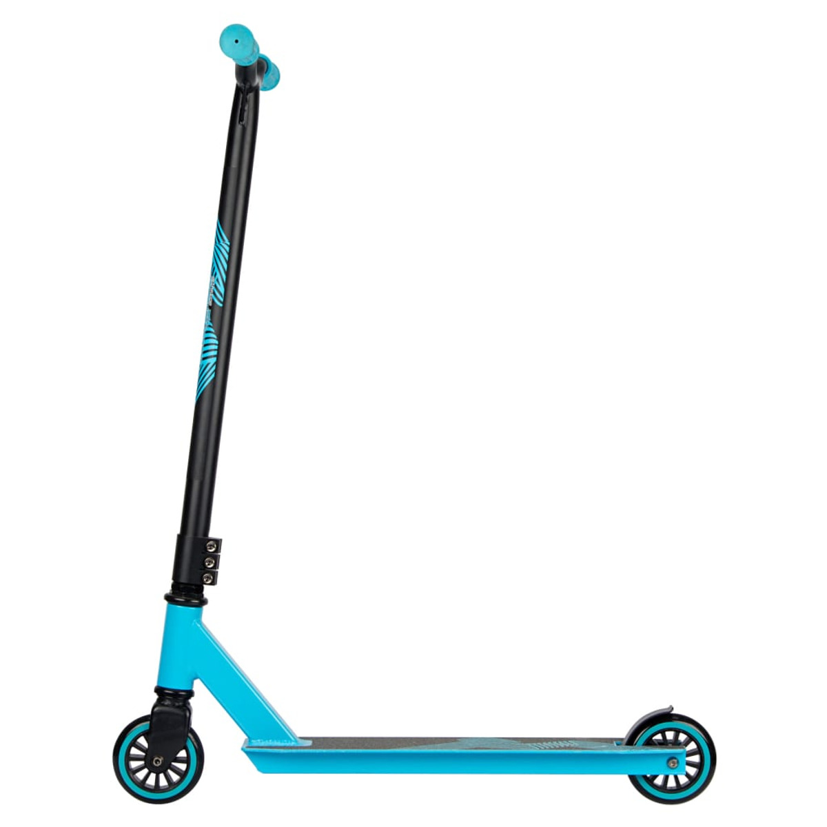 Scooter blu e nero su sfondo bianco. Vista laterale.