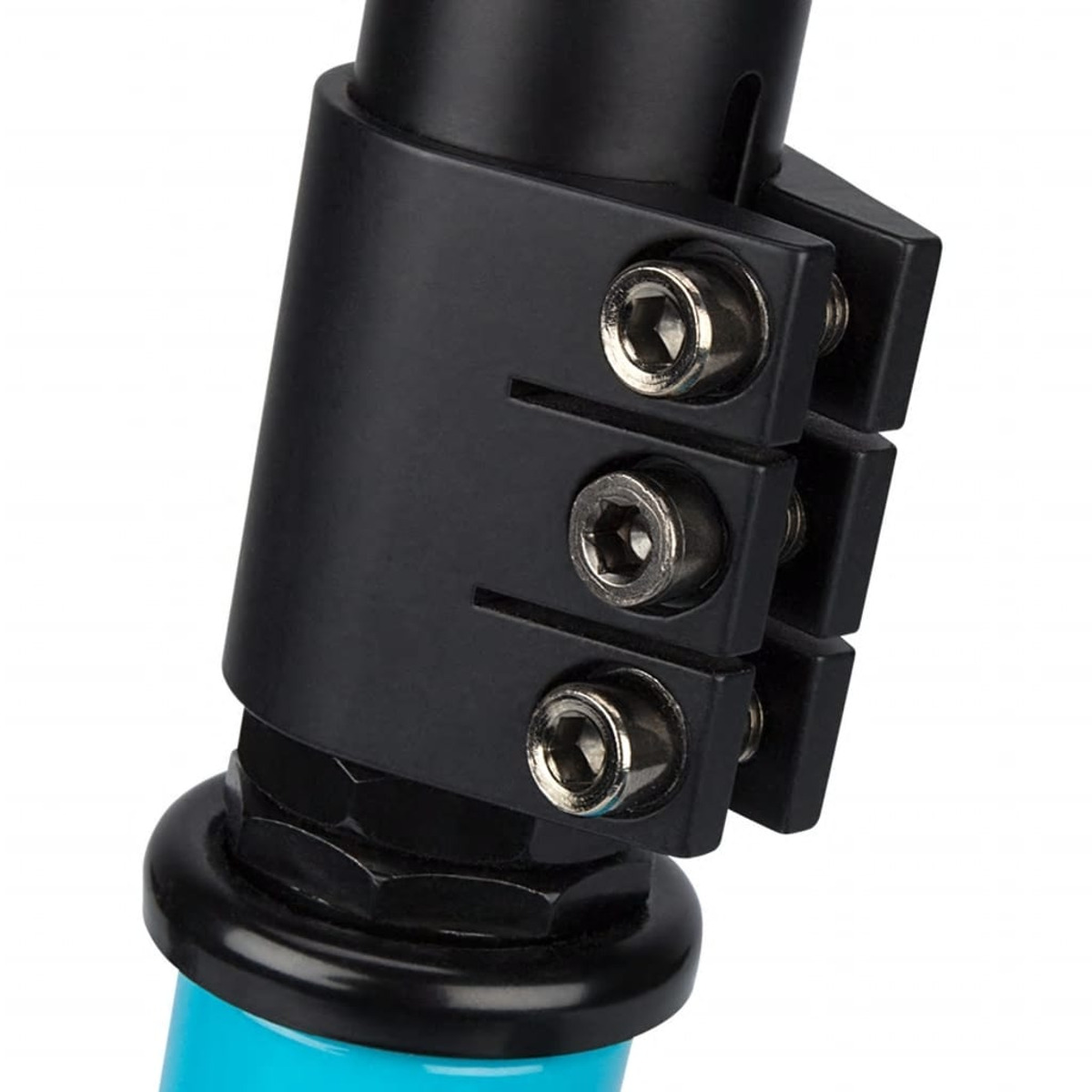 Primo piano di un componente dello scooter con morsetto e viti in metallo nero, albero blu.